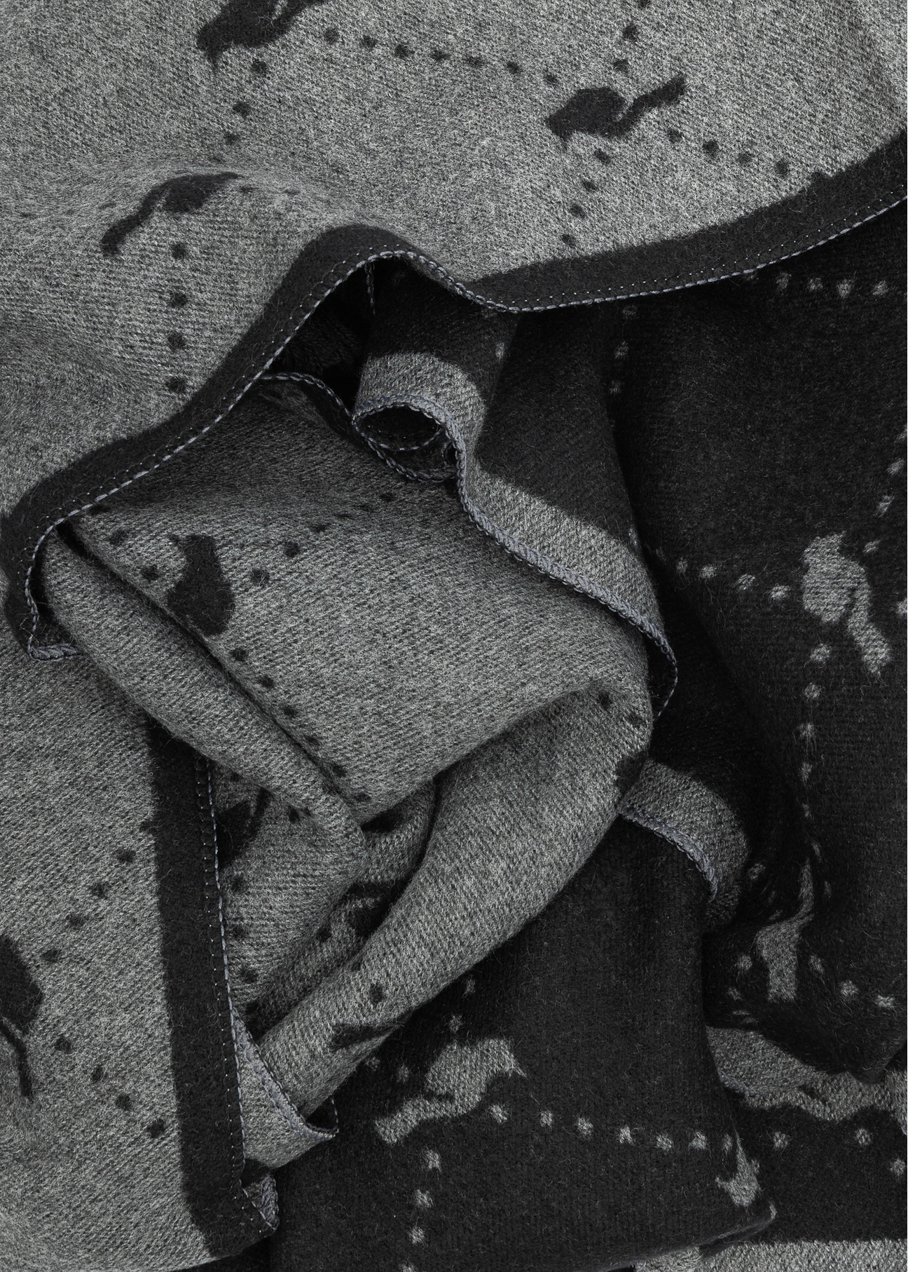 Double-sided gray women's scarf SZADT-0158-98(Z24), close-up of the product structure.