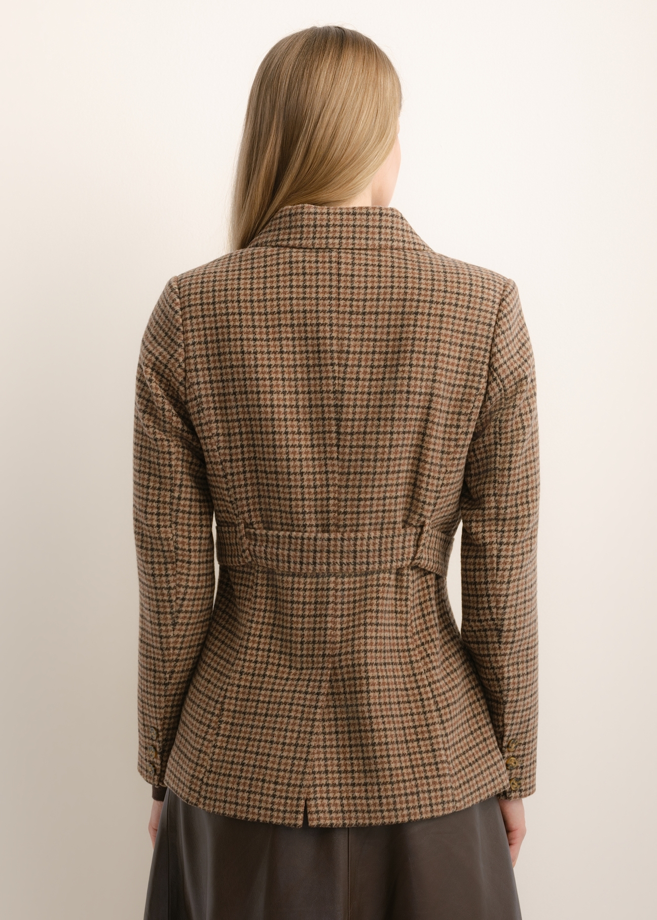 Women's houndstooth blazer ZAKDT-0054-1D(Z26), back view of the product on the model. Half of the silhouette visible.