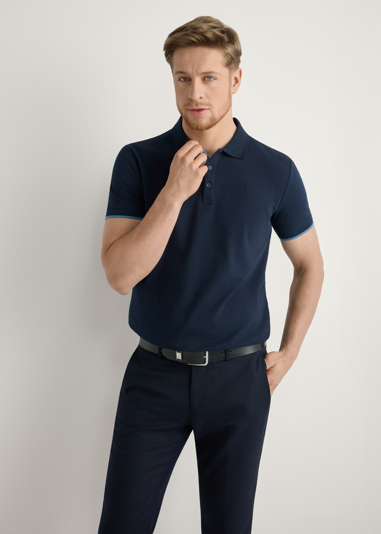 Navy blue cotton polo shirt POLMT-0045B-7E(W26), front view of the product on the model. Half of the silhouette visible.