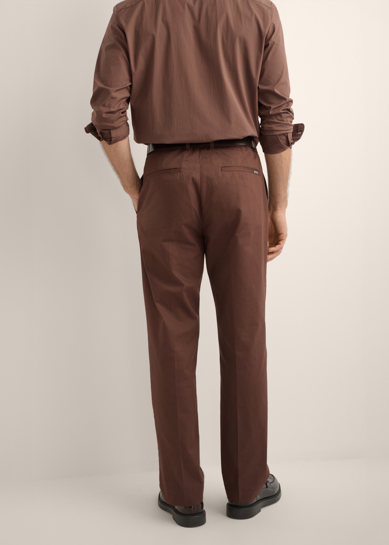 Men's brown cotton trousers SPOMT-0125-1H(Z26), product view from the back on the model. Half of the silhouette visible.
