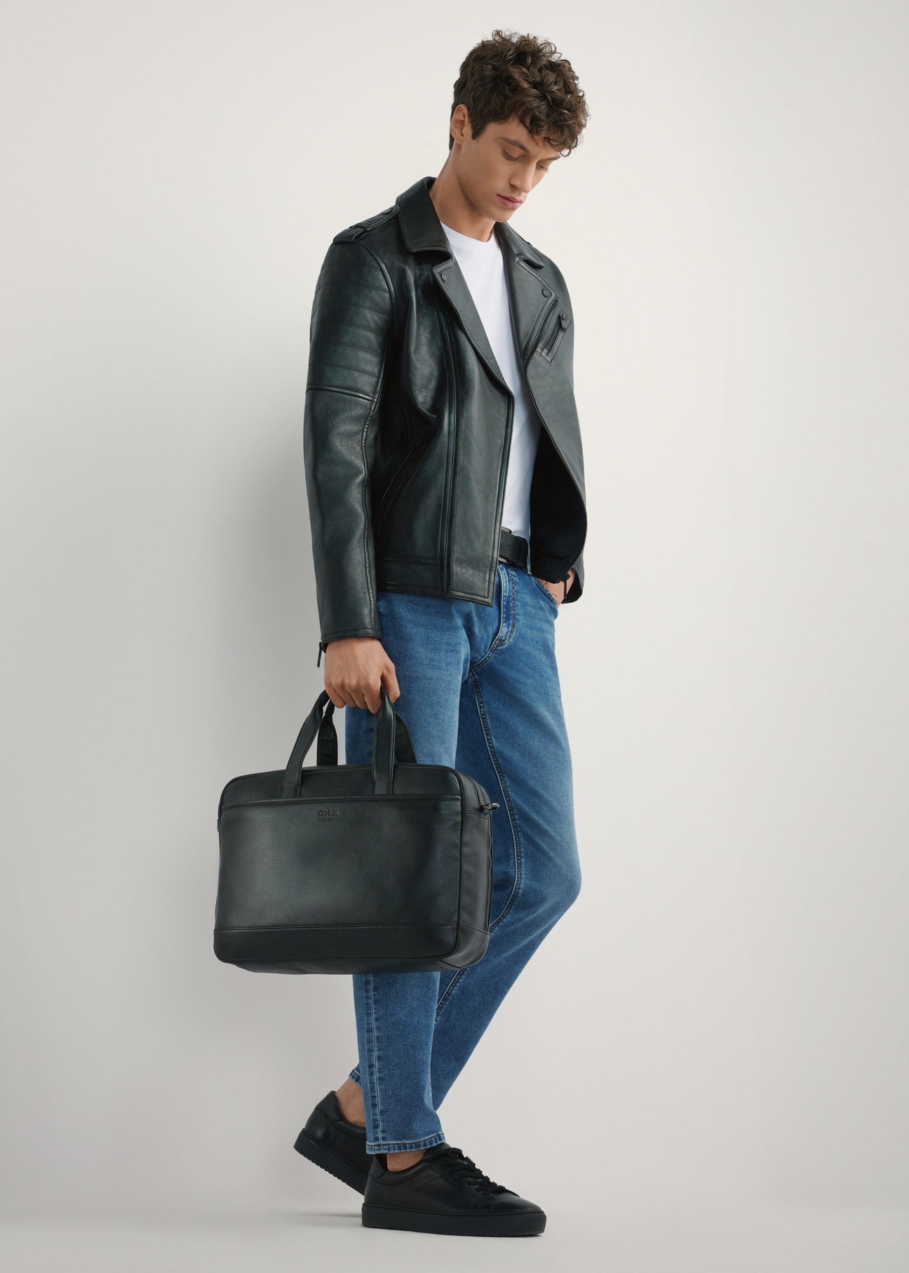 Black men's leather bag TORMS-0015R-9I(W26), product view from the front on the model, the entire silhouette is visible.