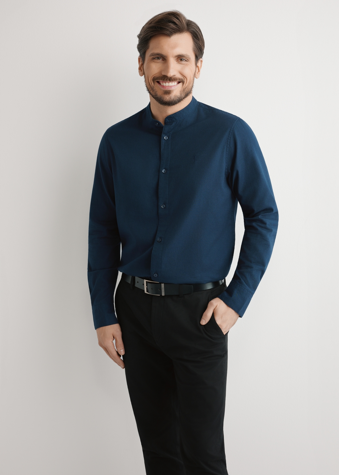 Navy blue cotton men's shirt KOSMT-0326-7E(W26), front view of the product on the model. Half of the silhouette visible.