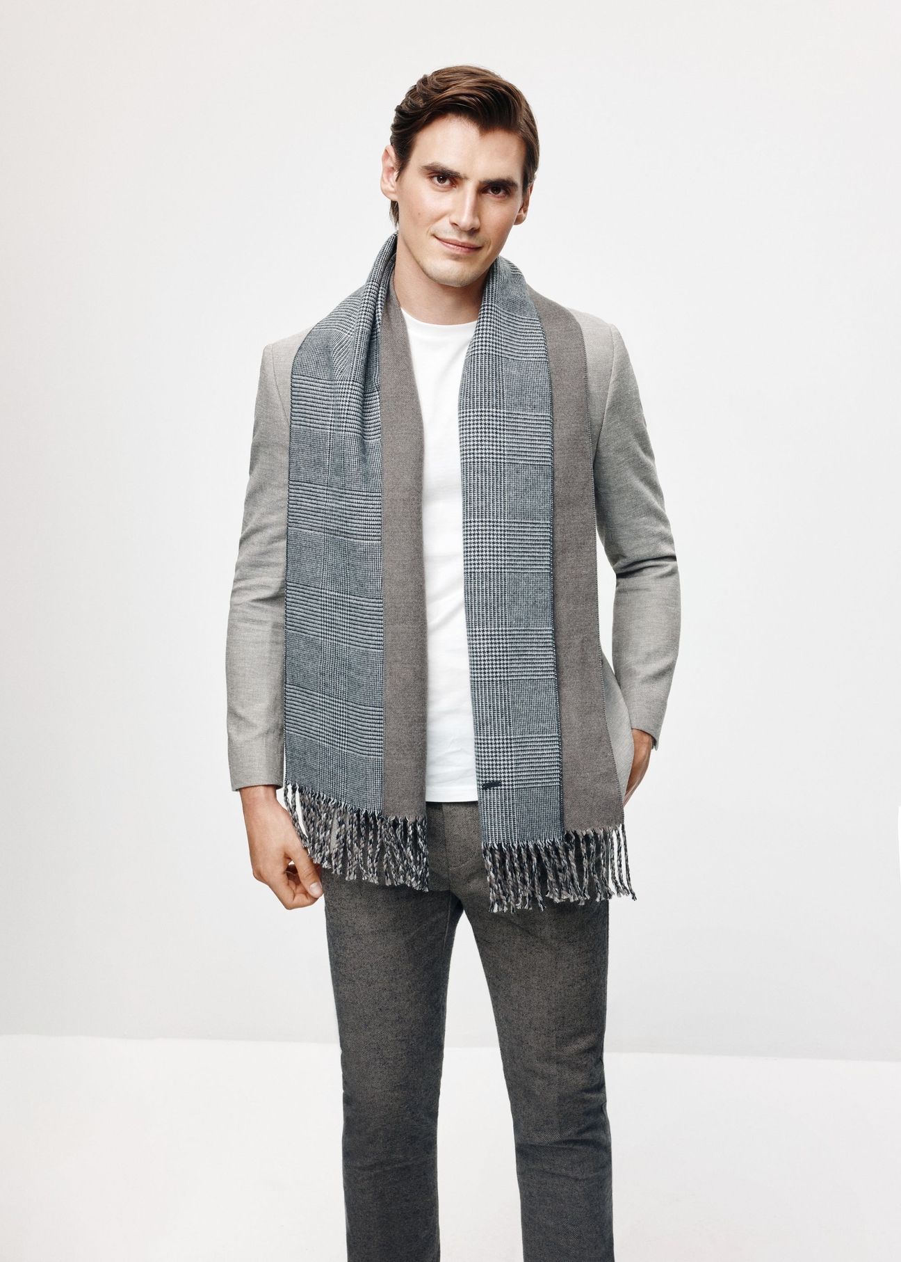 Men's gray checkered scarf SZAMT-0081A-98(Z25) - front product view of the model against a white background. Full body visible.