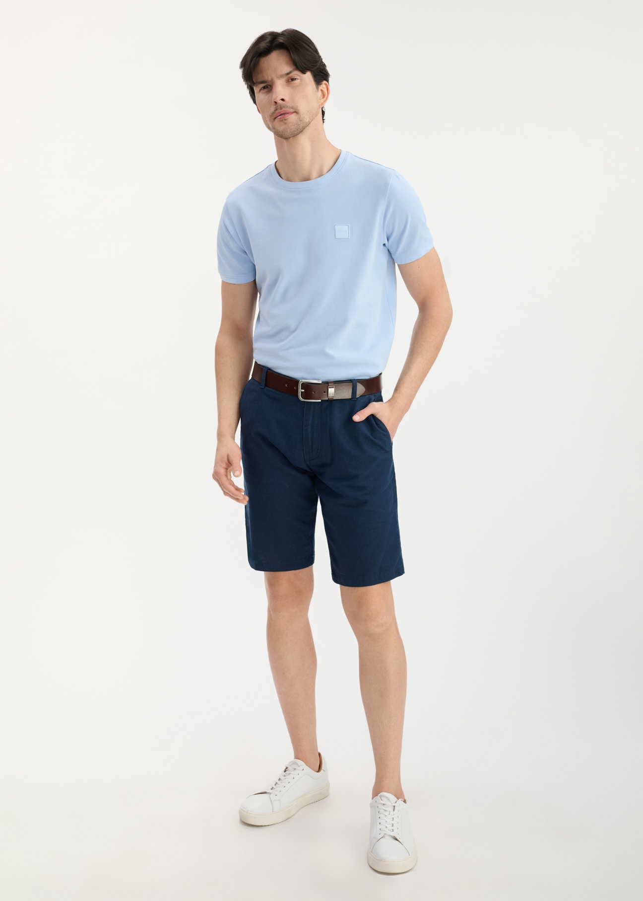 Navy blue linen men's shorts SZOMT-0030-68(W25), front product view on the model. Full silhouette visible.