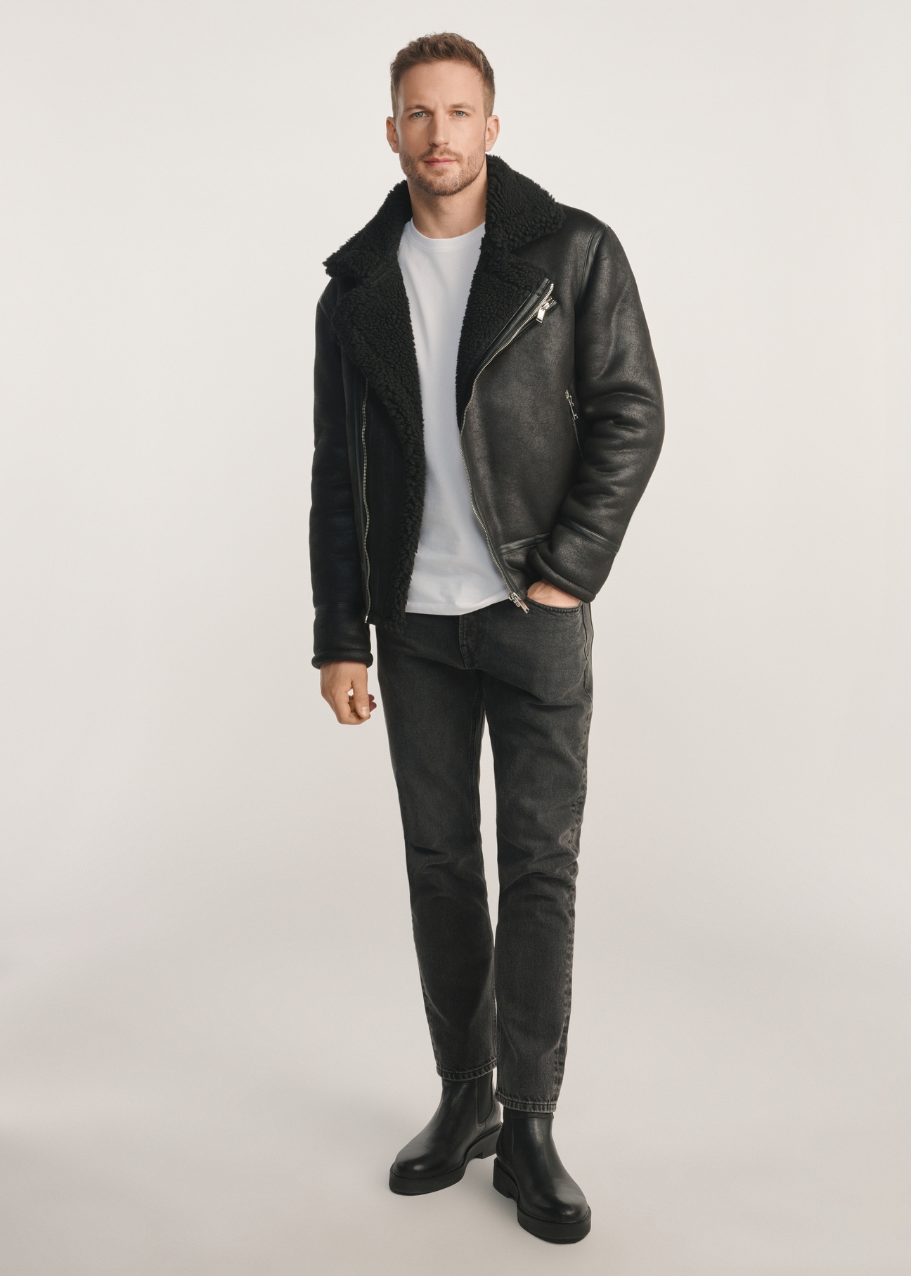 Classic black men's sheepskin coat KOZMP-0001A-99(Z24), product visible from the front on the model, the entire silhouette is visible.