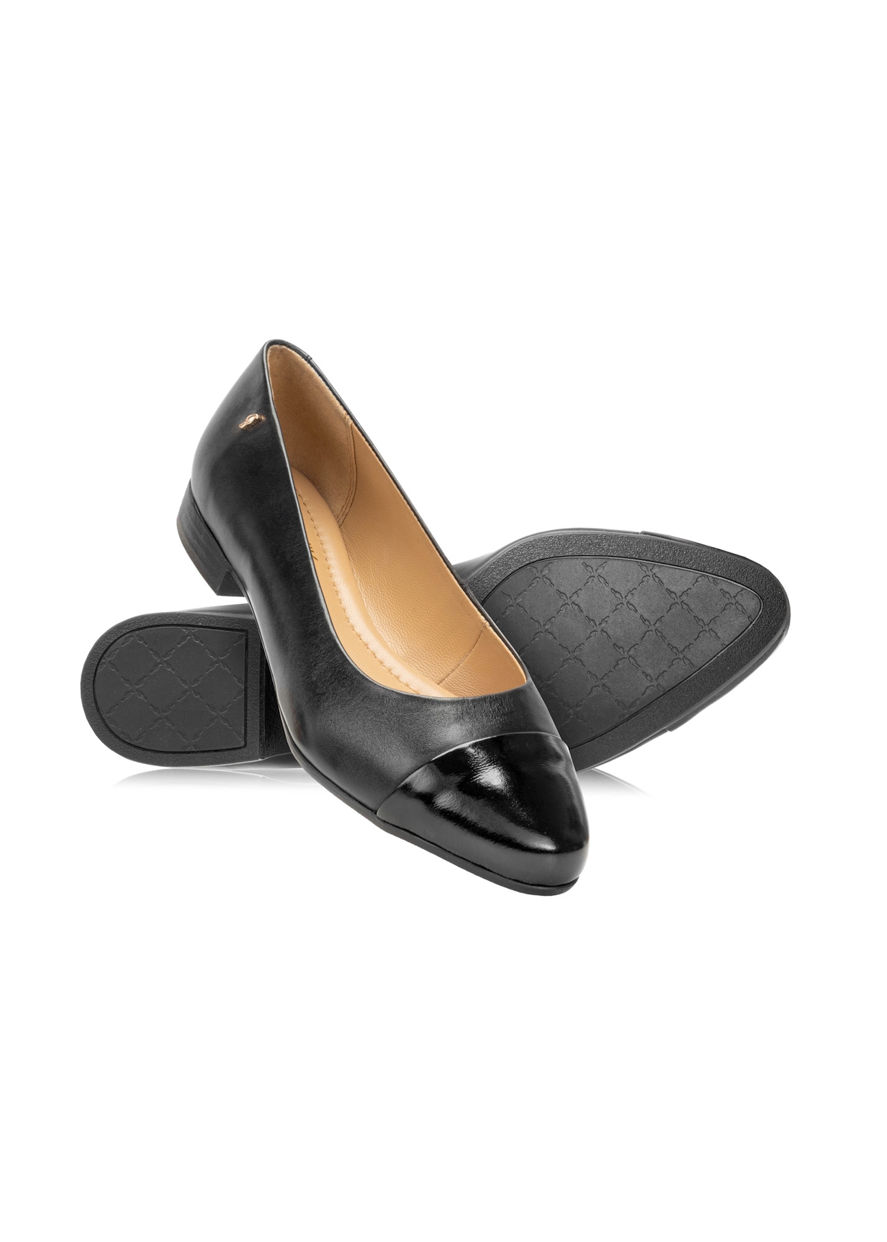Women's leather ballerinas in black BUTYD-1245-99(W26), diagonal product view on a white background.