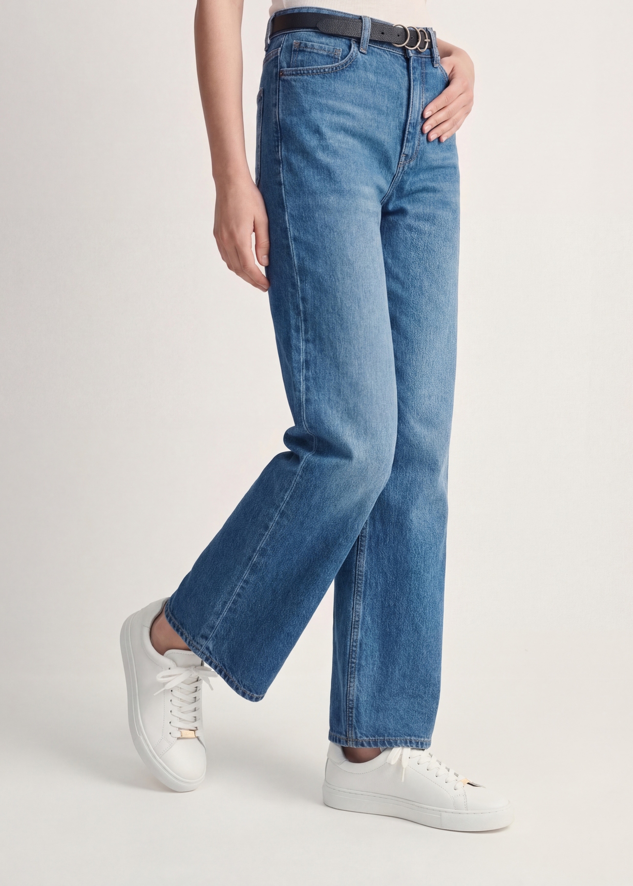 Women's white leather sneakers BUTYD-1068-0B(W26), side view of the product on the model's feet.