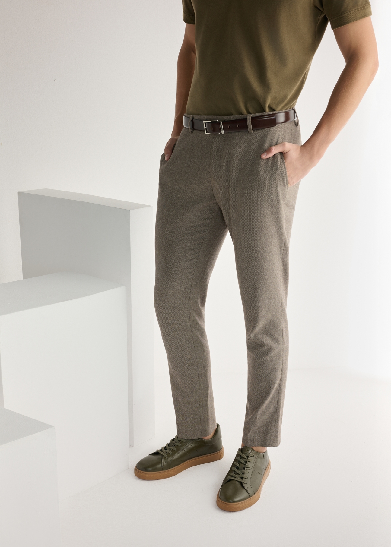 Men's khaki leather sneakers BUTYM-0486-8D(W26), front view of the product on the model's feet.