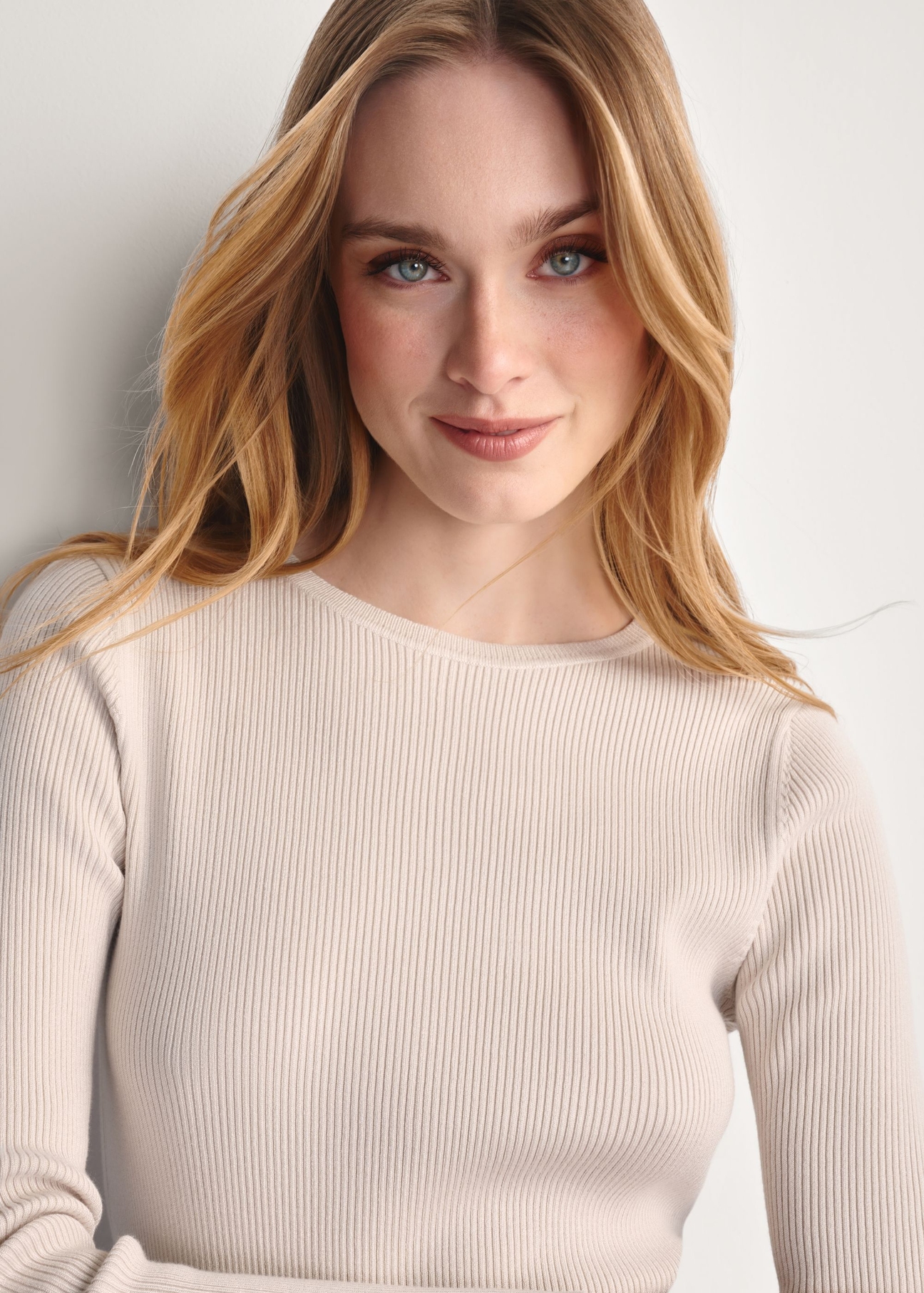 Light beige women's longsleeve LSLDT-0028-80(Z 25), close-up of the product detail on the model.