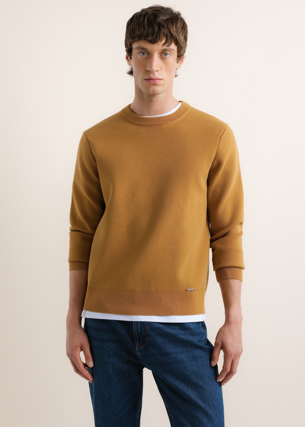 Men's mustard sweater SWEMT-0217-2D(Z26), front view of the product on the model. Half of the silhouette visible.