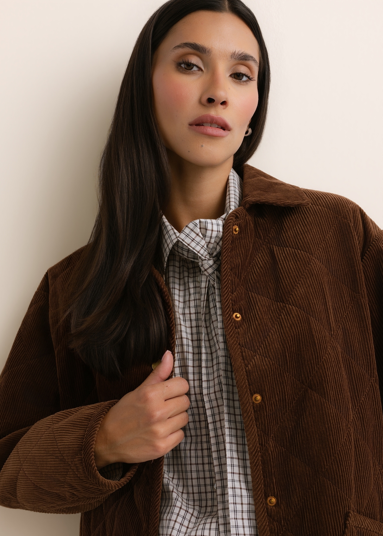 Brown women's jacket with a collar (model KURDT-0696-1H(Z26)); front view of the product on a model, showing the upper half of the figure.