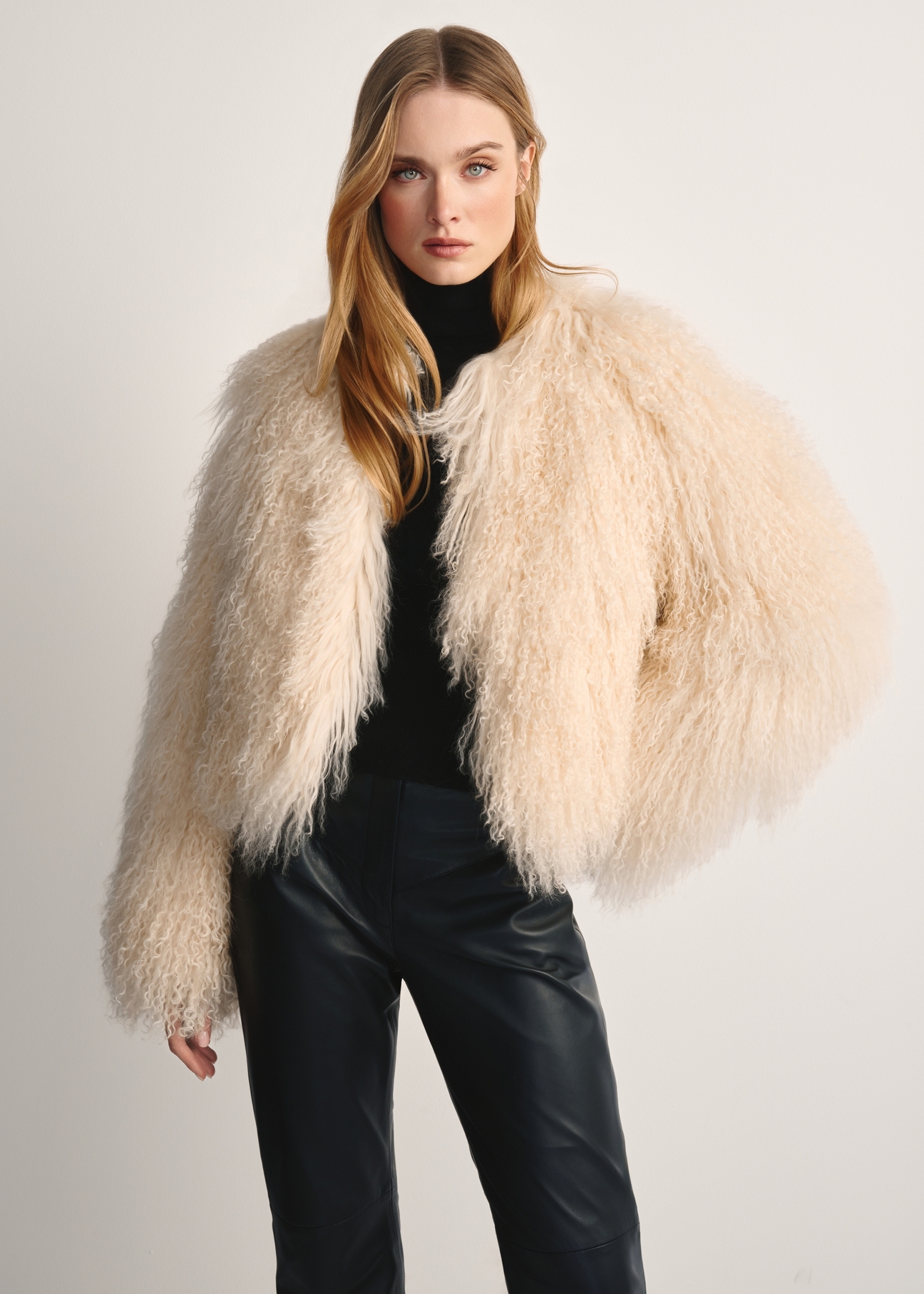 Short natural fur coat in cream color FUTDF-0104-4160(Z25), product view from the front on the model, half of the silhouette visible.