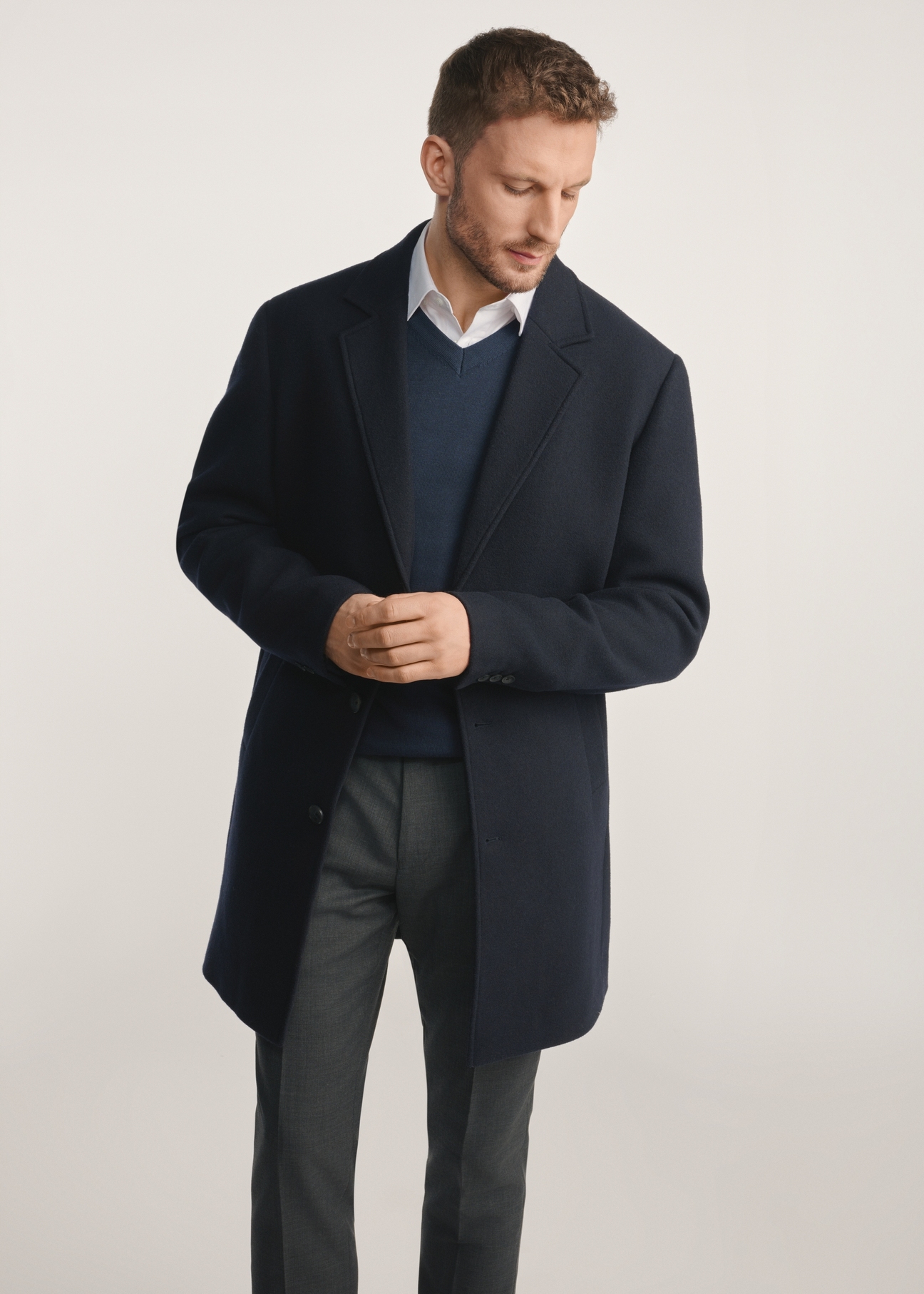 Navy blue men's coat PLAMT-0006-69(Z25), product visible from the front on the model, half of the silhouette visible.