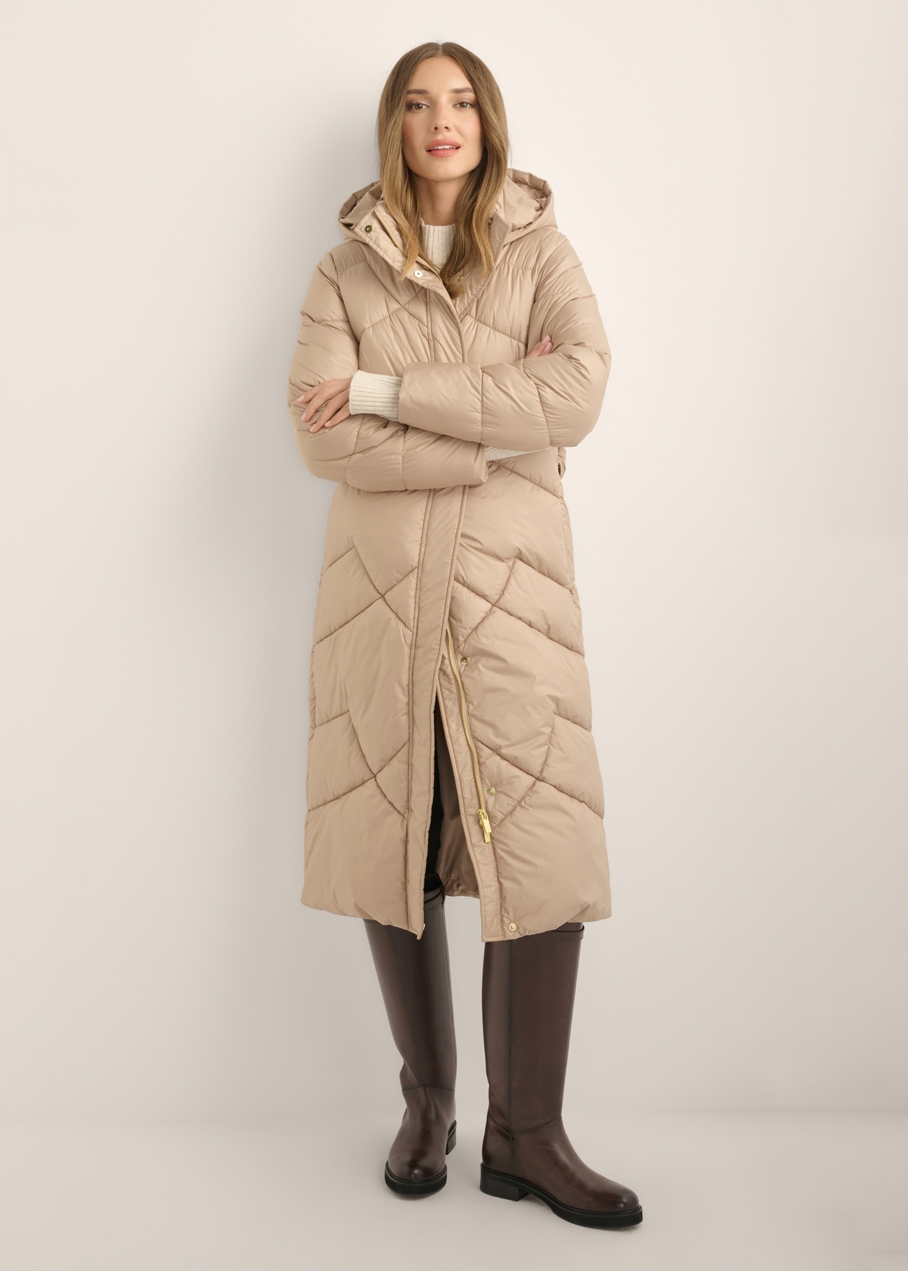 Long beige women's jacket KURDT-0701-1D(Z26), front view of the product on the model. Full body visible.