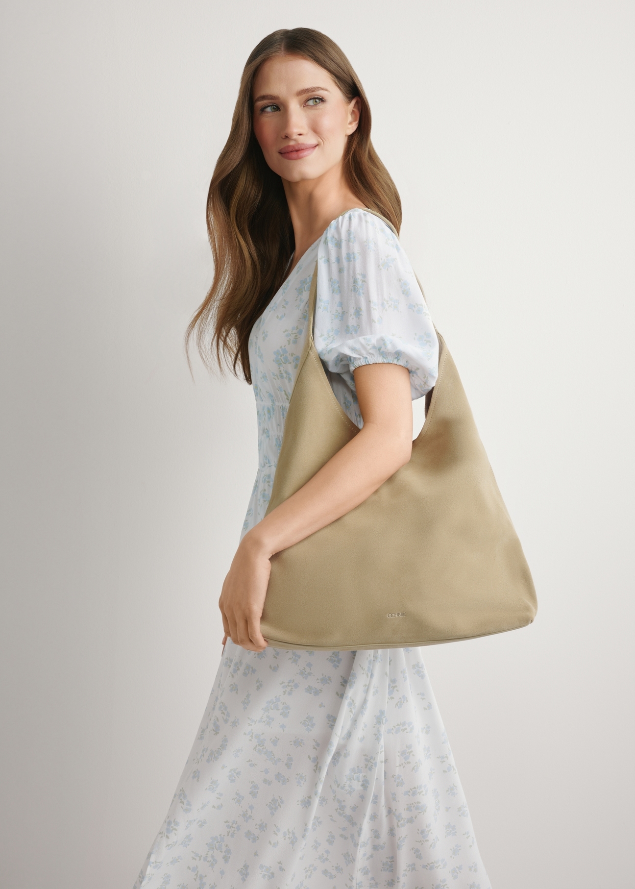 Cream leather shopper bag TORES-1307-0B(W26), product view on model's shoulder. Half of silhouette visible.