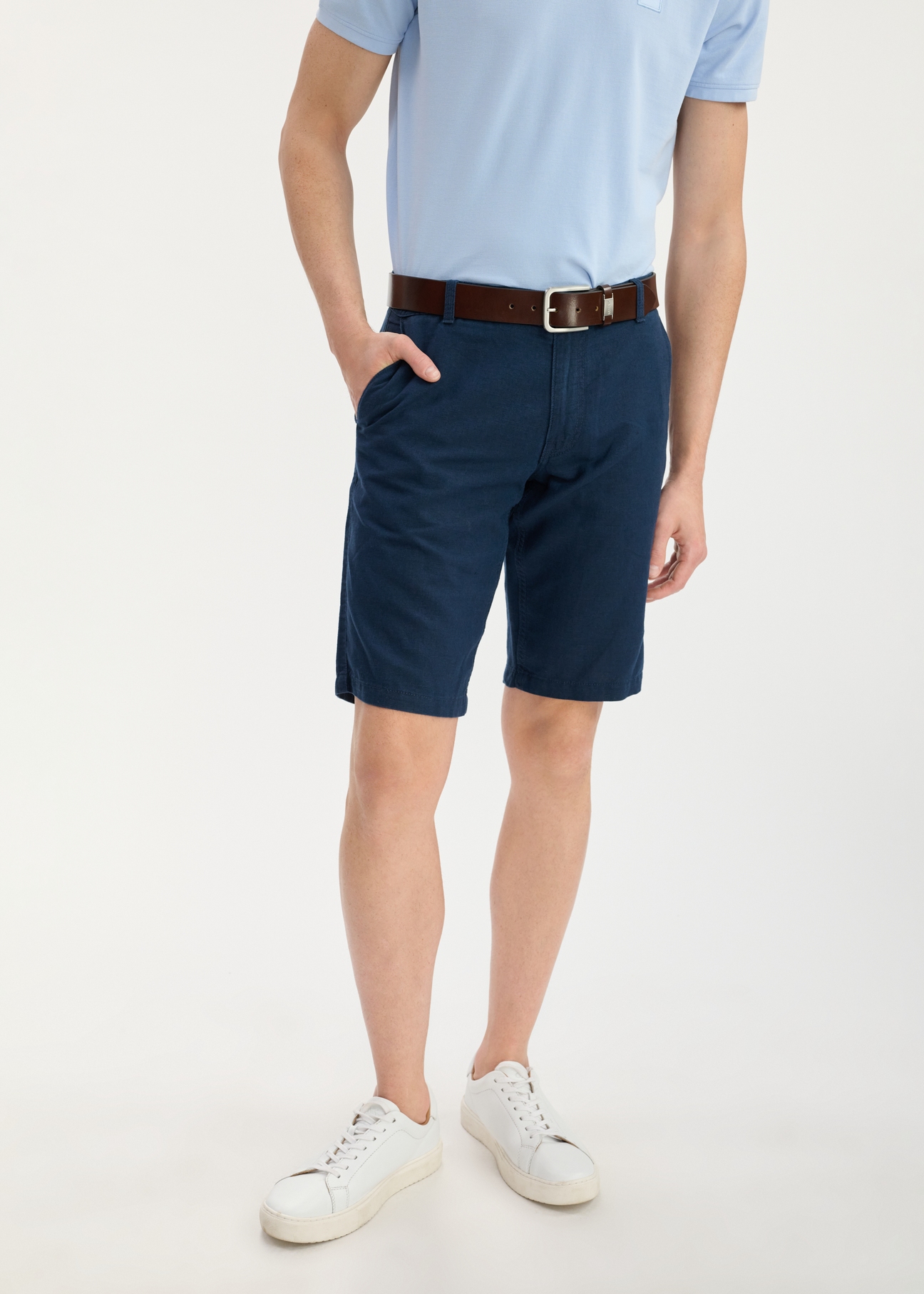 Navy blue linen men's shorts SZOMT-0030-68(W25), front product view on the model. Half of the silhouette visible.