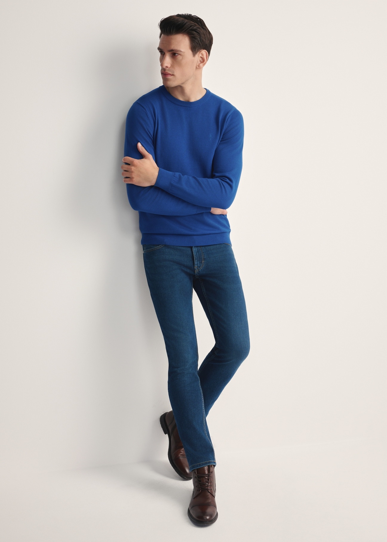 Navy blue men's jeans JEAMT-0022-17(Z25) - front product view on the model on a white background. The entire silhouette is visible.