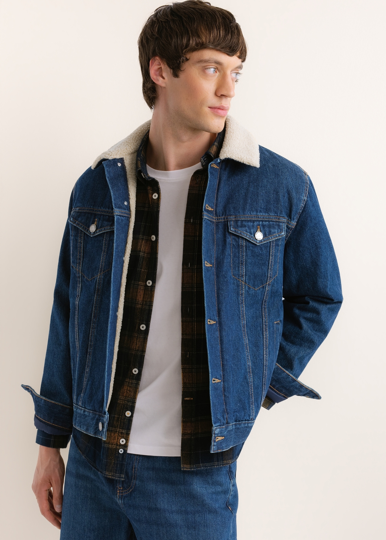 Men's navy blue denim jacket (model KURMT-0435-7C(Z26)), front view on a model. Half-body shot.