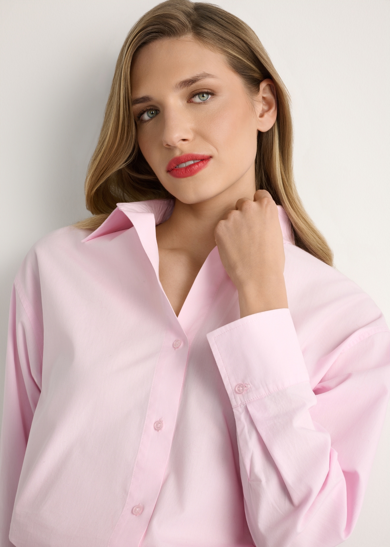 Light pink cotton women's shirt KOSDT-0181-5A(W26), close-up of the product on the model's silhouette.