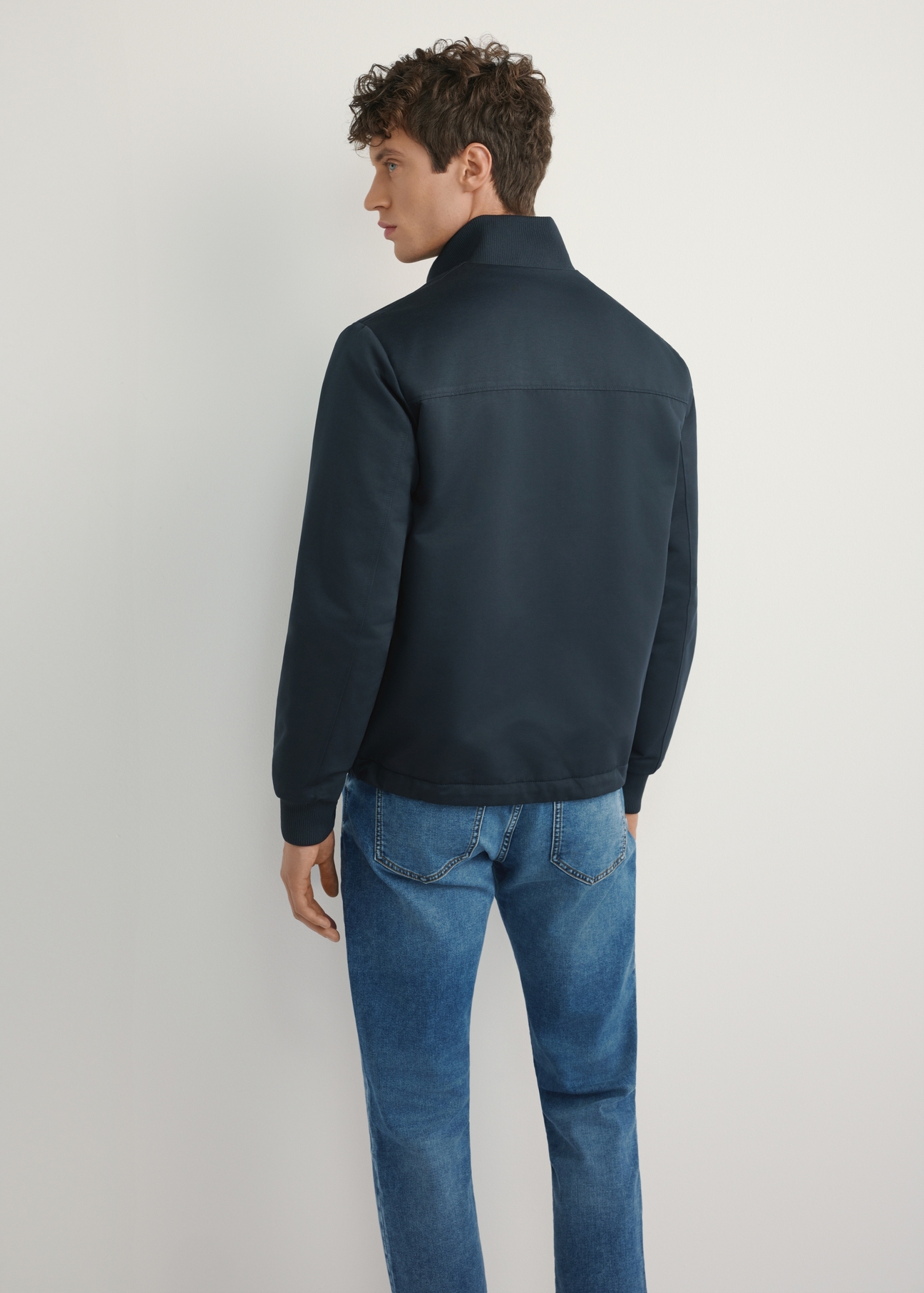 Men's navy blue transitional jacket KURMT-0404-7D(W26), product view from the back on the model. Half of the silhouette visible.