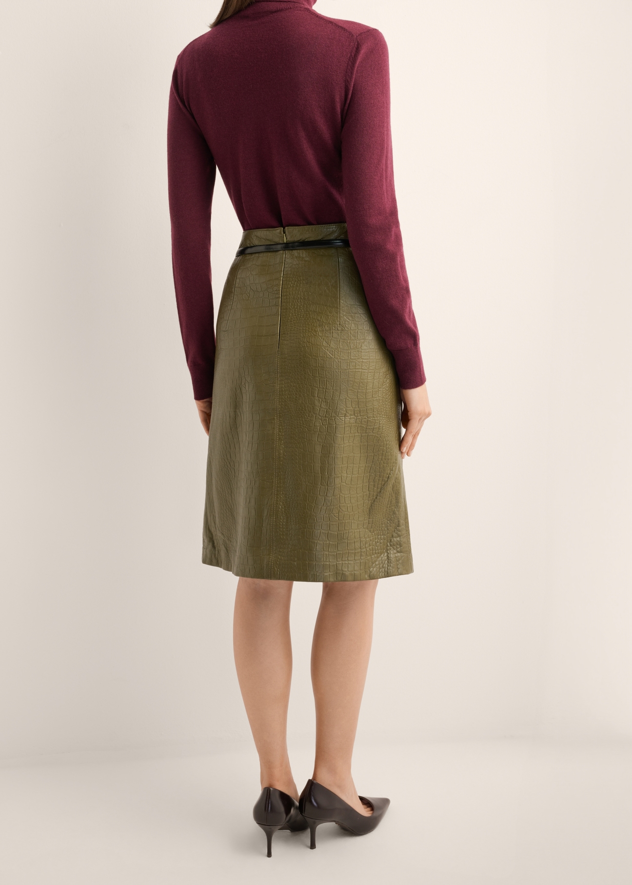Olive leather skirt SPCDS-0083-8E(Z26), back view of the product on the model. Half of the silhouette visible.