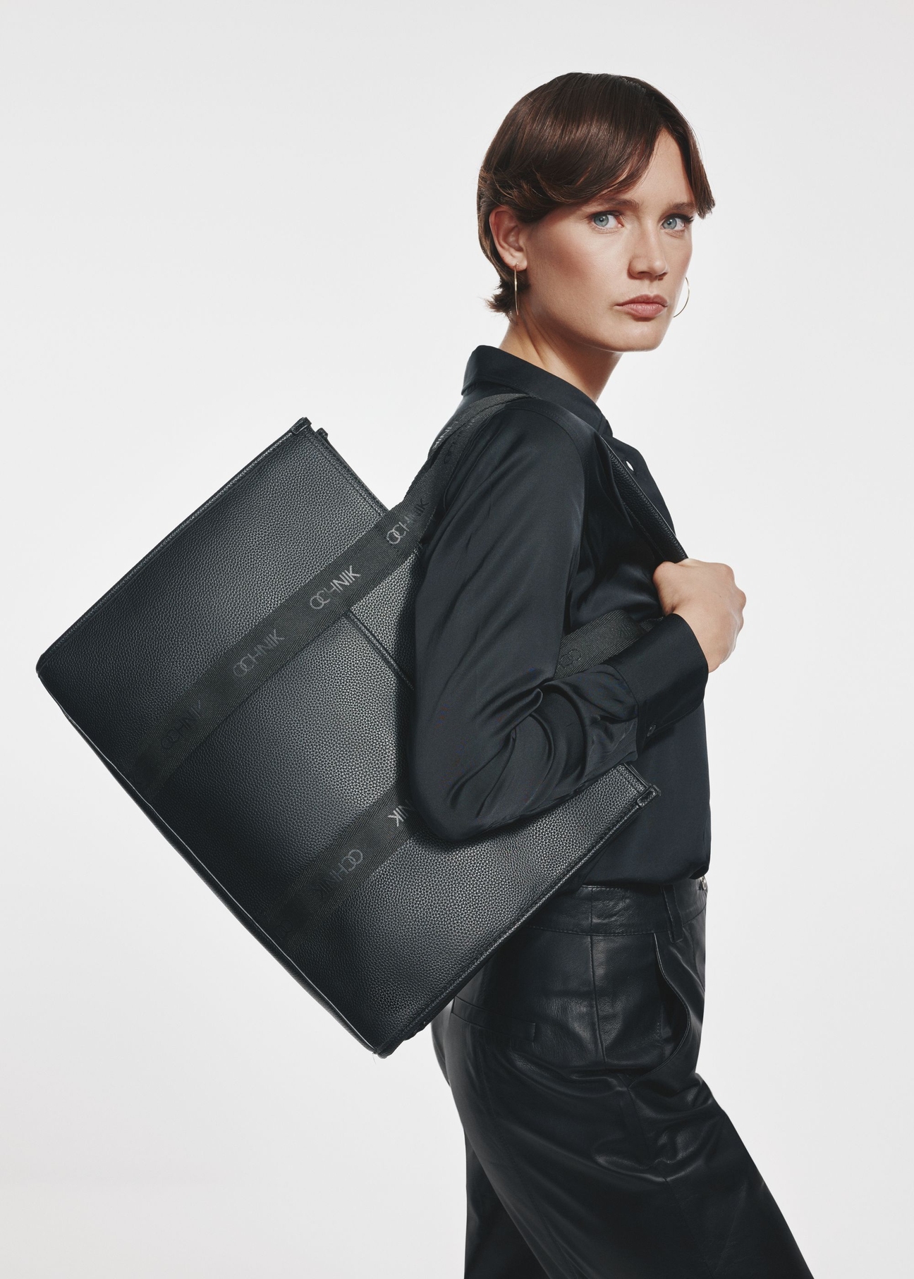 Black large shopper bag TOREC-0977A-99(Z25) - front view of the product on a model on a white background.