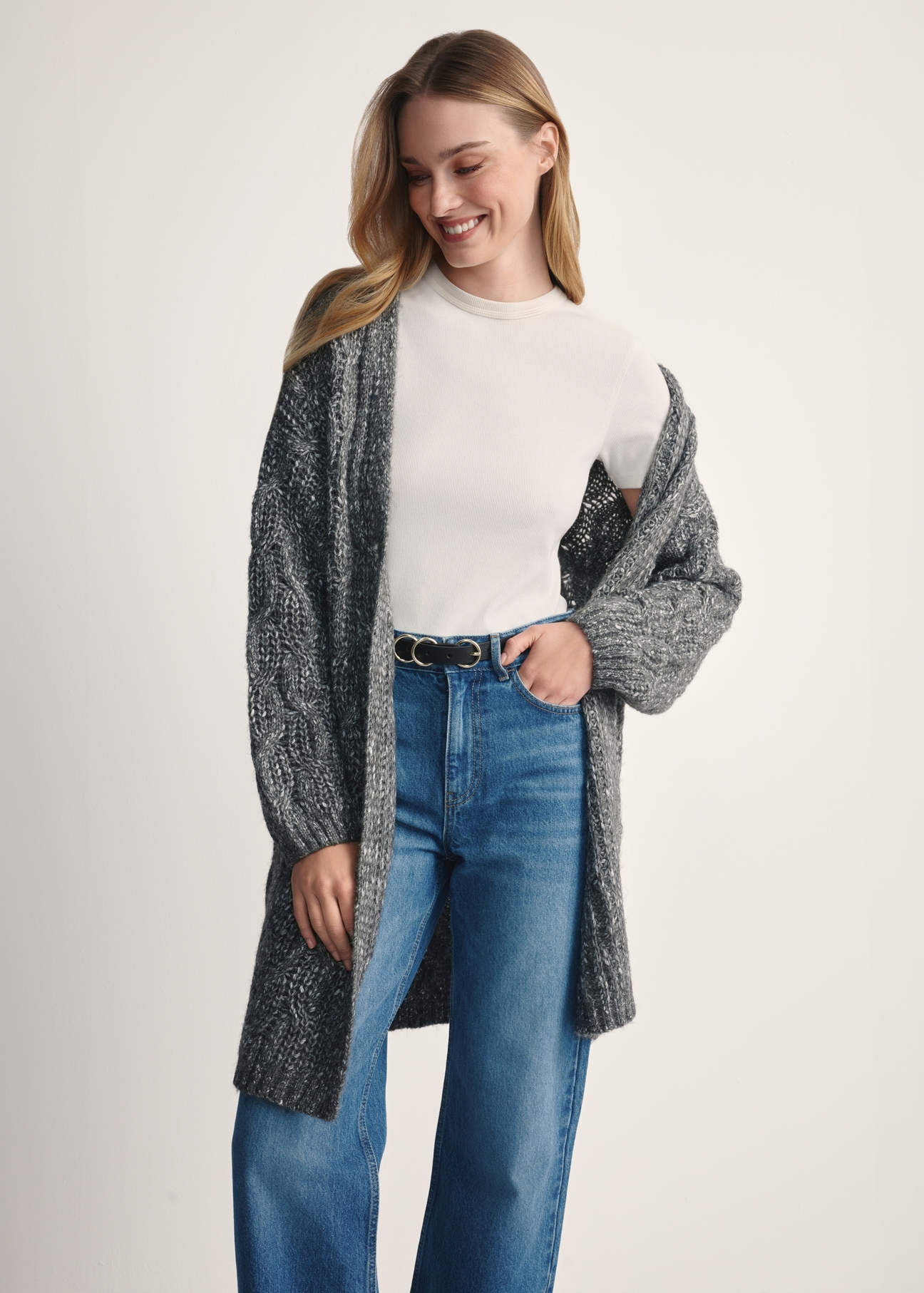 Long women's cardigan in graphite color KARDT-0055-95(Z25), product visible from the front on the model, half of the silhouette visible.