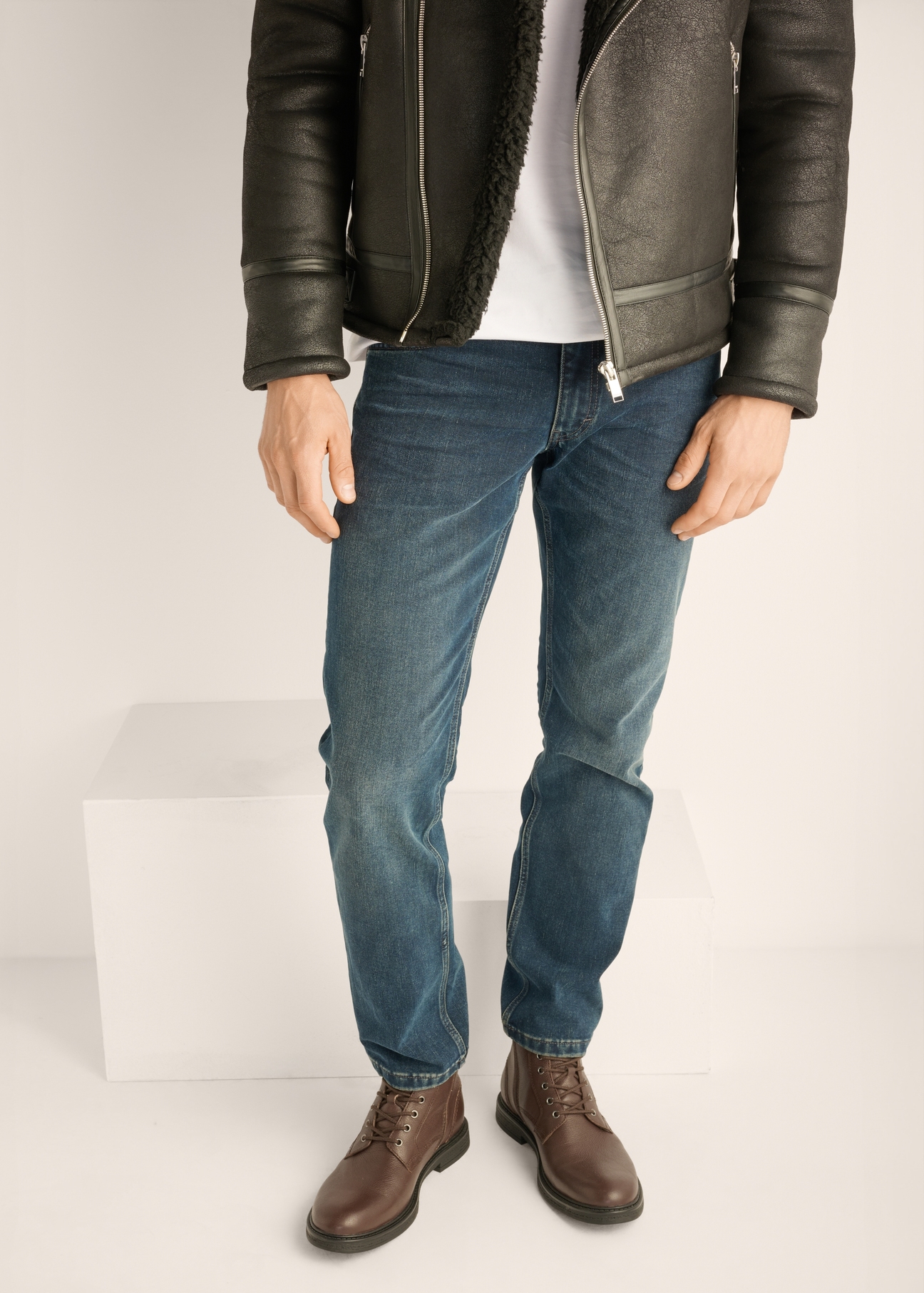Men's dark brown ankle boots BUTYM-0516-1I(Z26) - front view of the product, on the model's feet, against a light background. Half-length silhouette visible.
