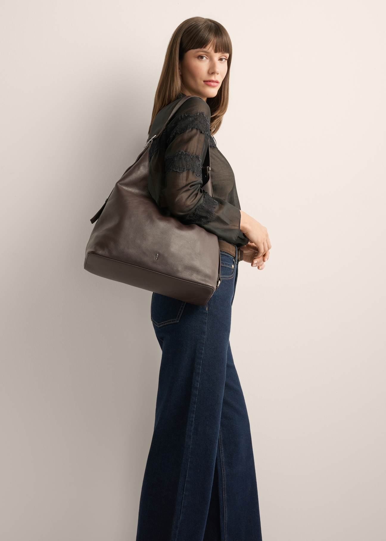 Women's brown leather shopper bag TORES-1334-1H(Z26), product view on model's shoulder. Full body visible.