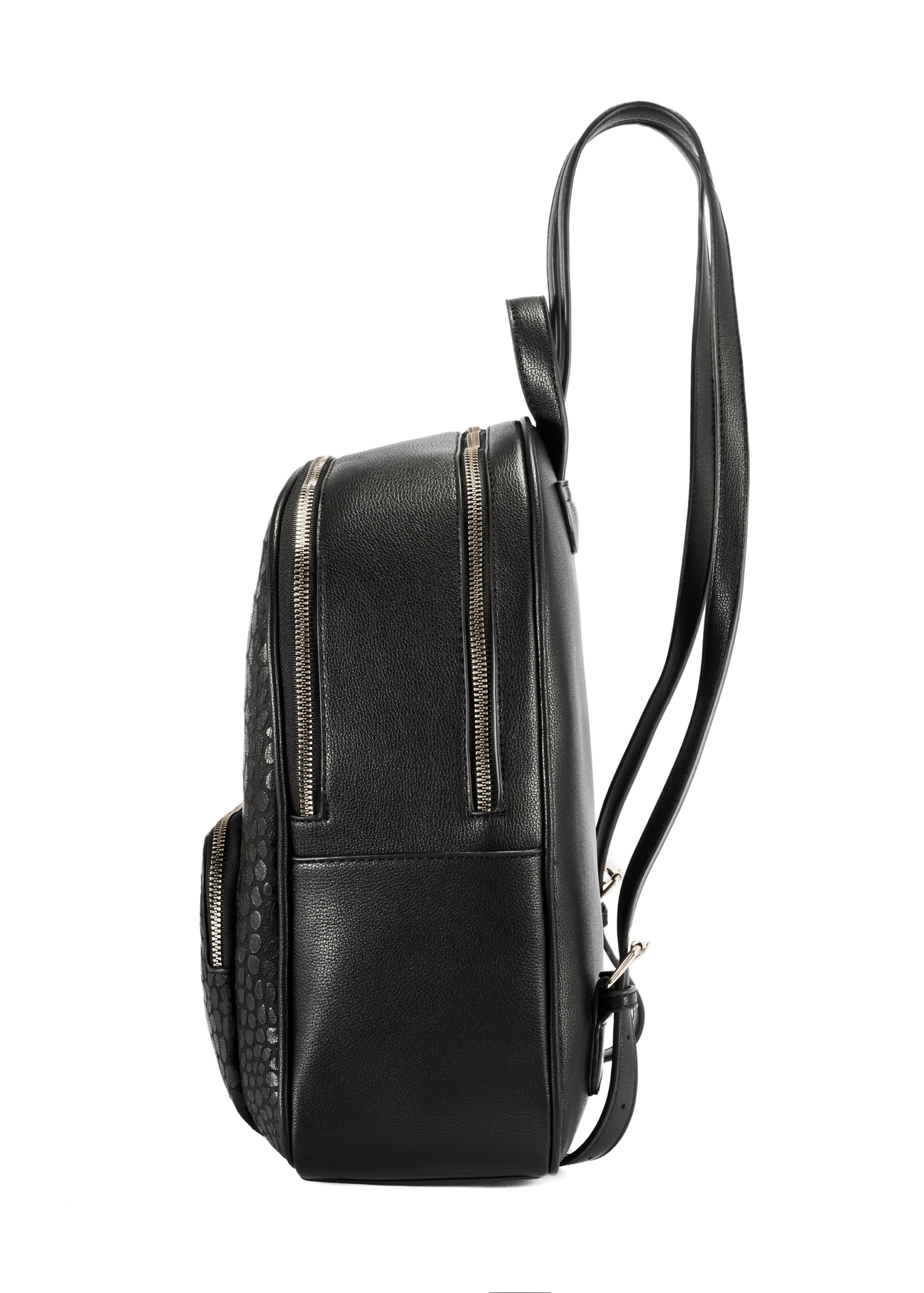 Schwarzer Damen-Rucksack im Kroko-Stil TOREC-0725A-97(Z25), Produktansicht von der Seite auf weißem Hintergrund.
