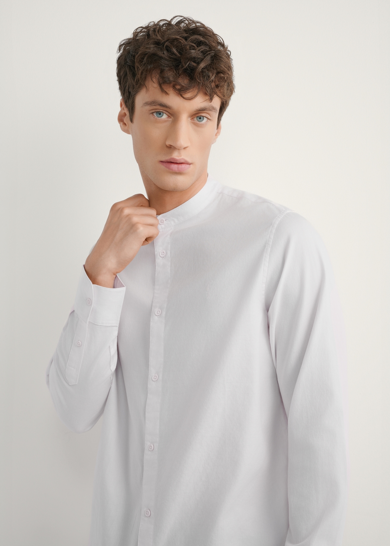 Cream cotton men's shirt KOSMT-0326-0B(W26), close-up of the product on the model's silhouette.