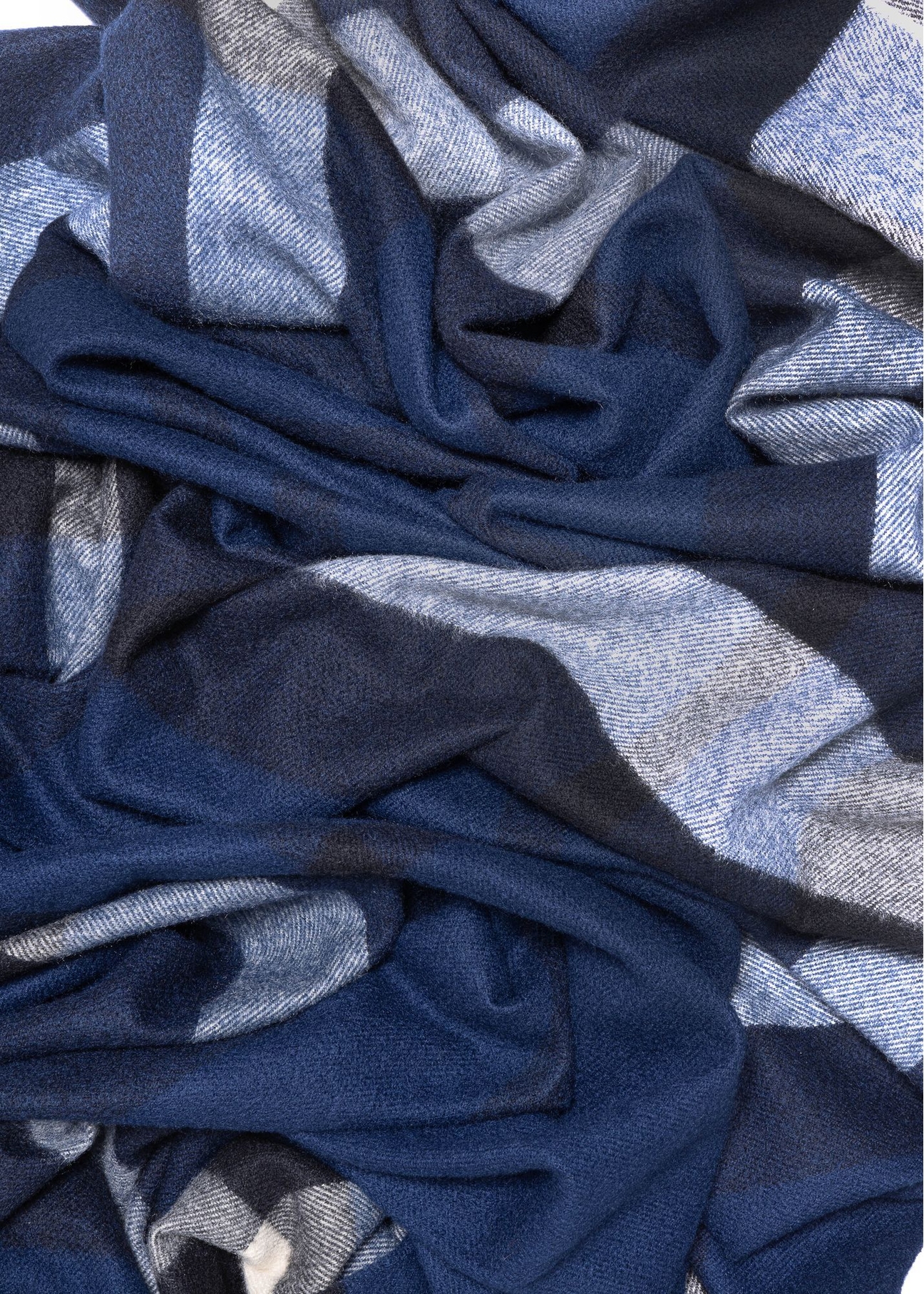 Men's winter checkered scarf SZAMT-0078-7I(Z26) - close-up of detail, on white background.
