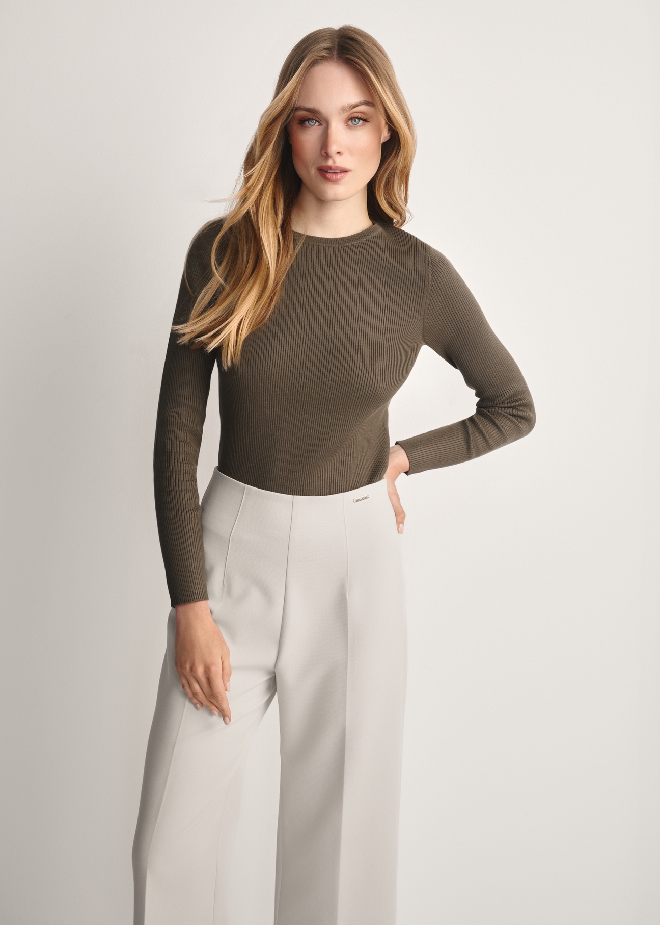 Women's ribbed longsleeve LSLDT-0028-51(Z25), product visible from the front on the model, half of the silhouette visible.