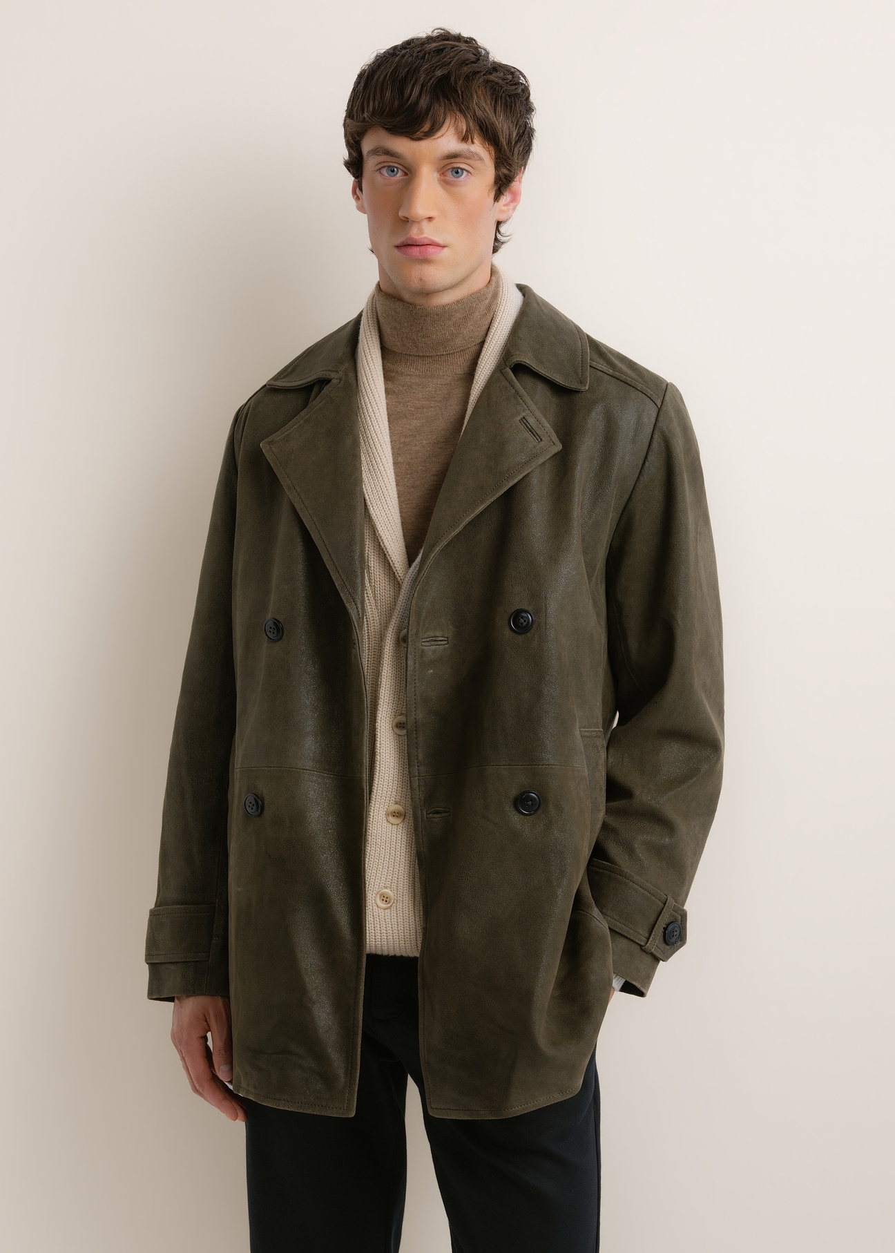 Men's khaki leather coat (model KURMS-0409A-8D(Z26)), front view on a model. Half-body shot.