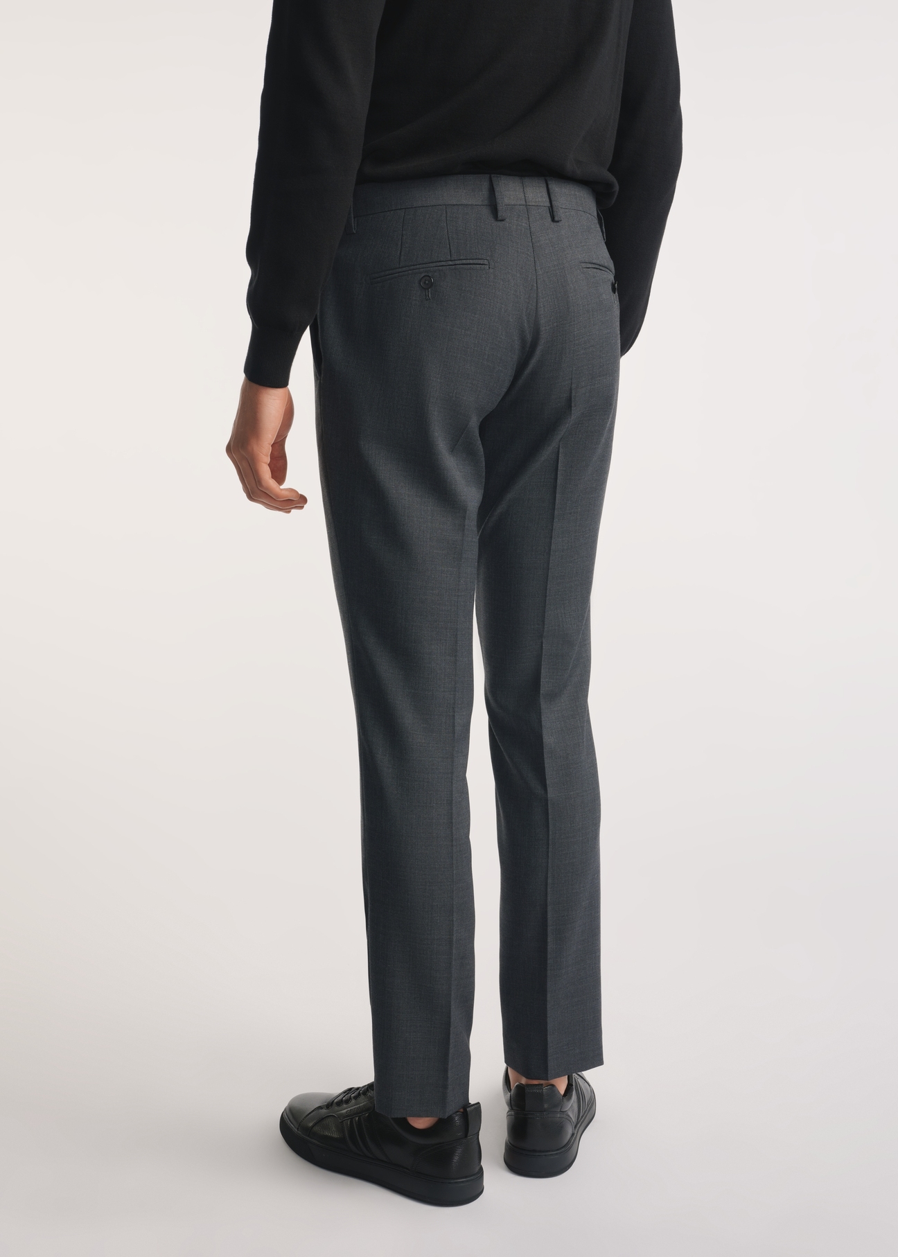 Our model is 188 cm tall and wears size M.