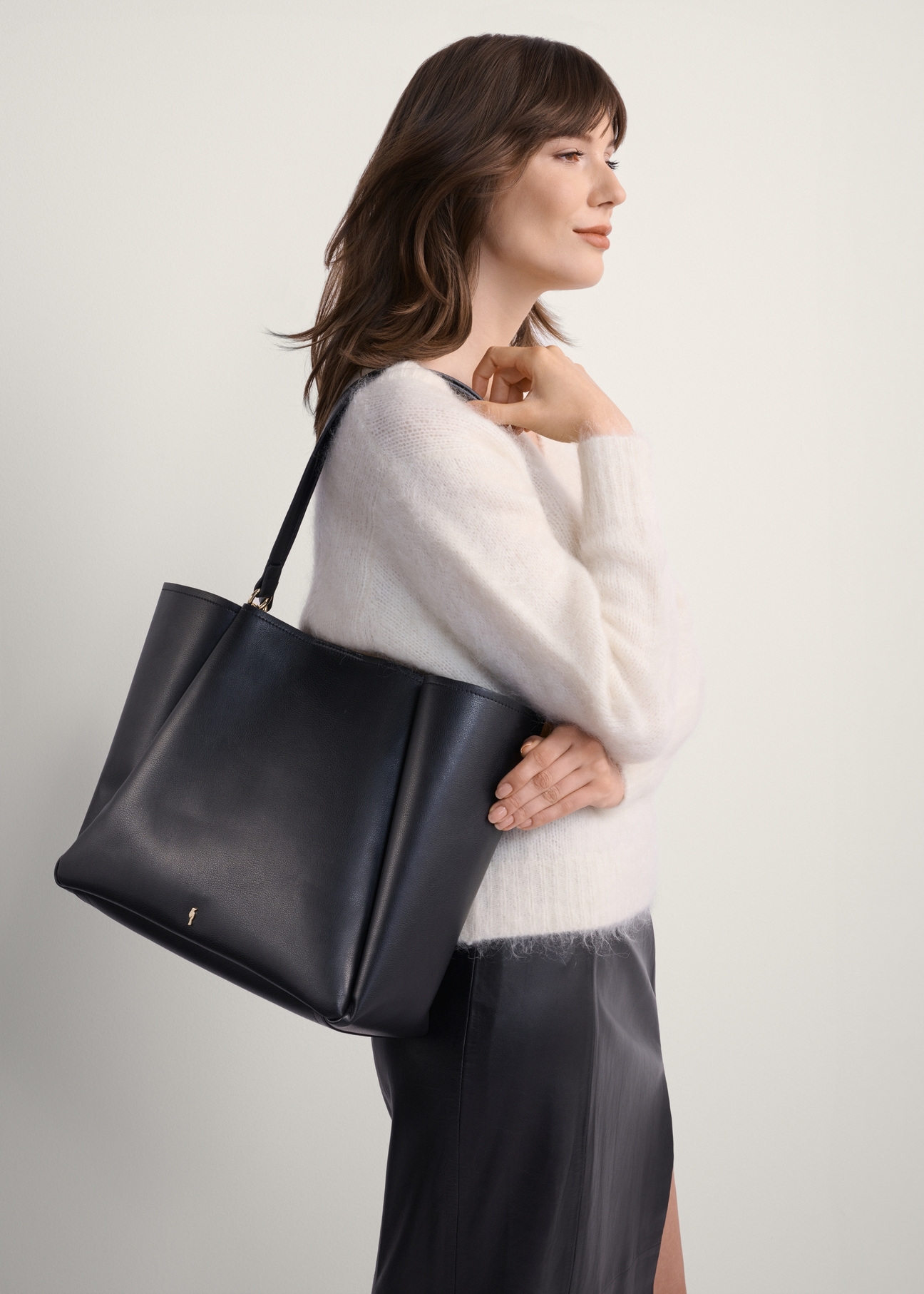 Women's tote bag TOREC-0845A-99(Z25), front view of the product on a model, half of the silhouette visible.