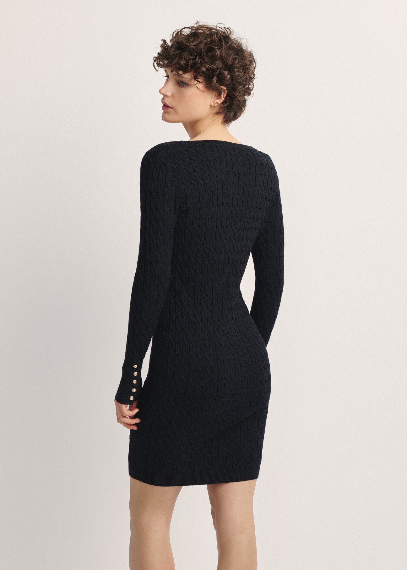Black midi dress with cable knit SUKDT-0202A-99(Z25), product visible from the back on the model, half of the silhouette visible.