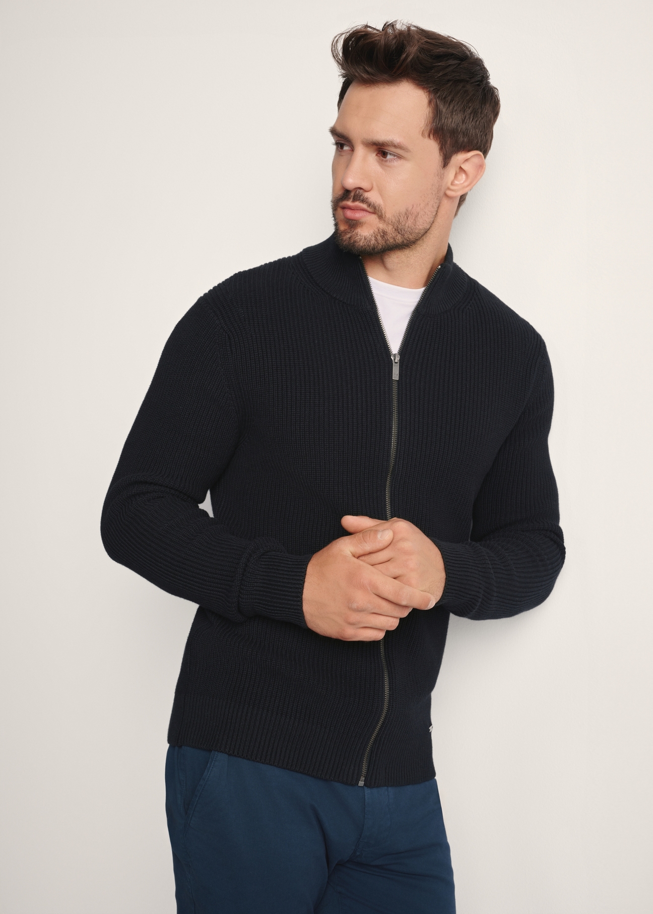 Black men's sweater with zipper SWEMT-0176-99(Z25), front view of the product on the model. Half of the silhouette visible.