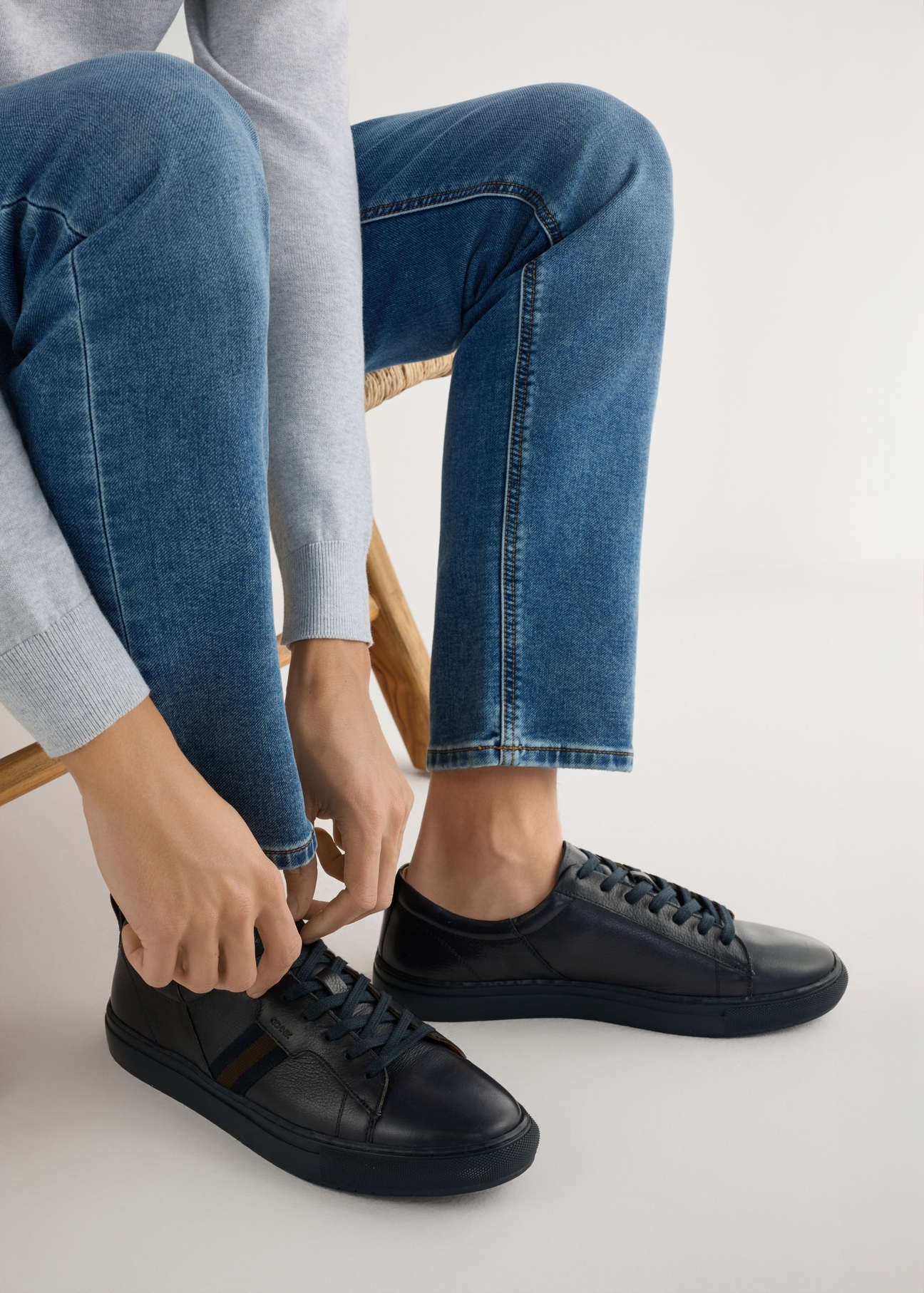 Navy blue men's leather shoes BUTYM-0430A-7E(W26), side view of the product on the model, half of the silhouette visible.