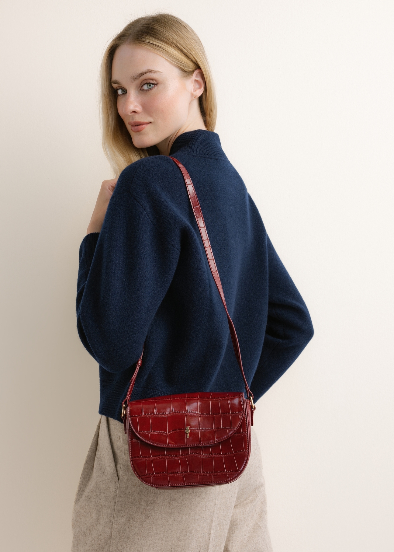 Small red croc-effect shoulder bag TOREC-1244-4C(Z26), front view of the product on a model. Half-body shot.