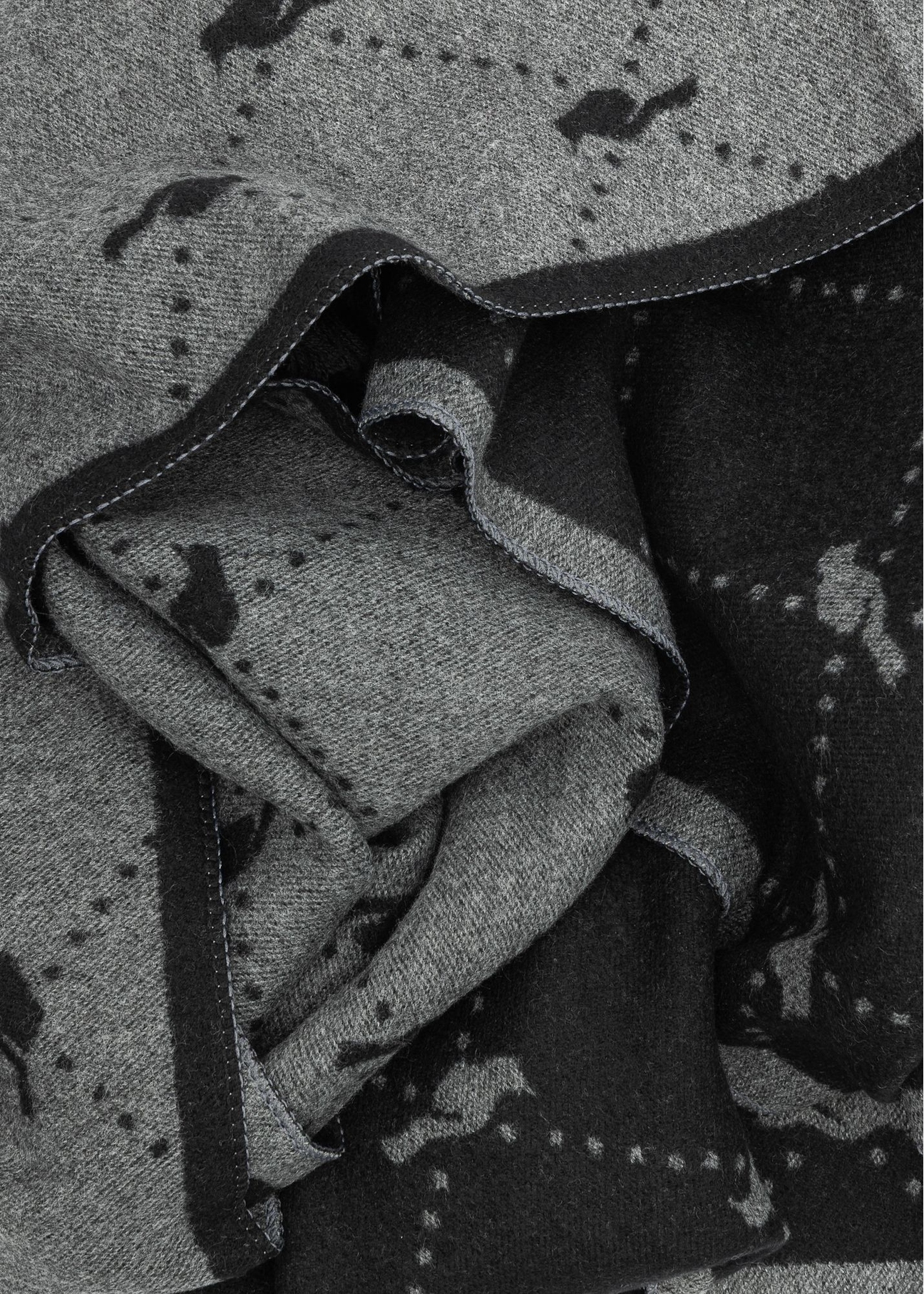 Double-sided gray women's scarf SZADT-0158-95(Z25), close-up of the product structure.