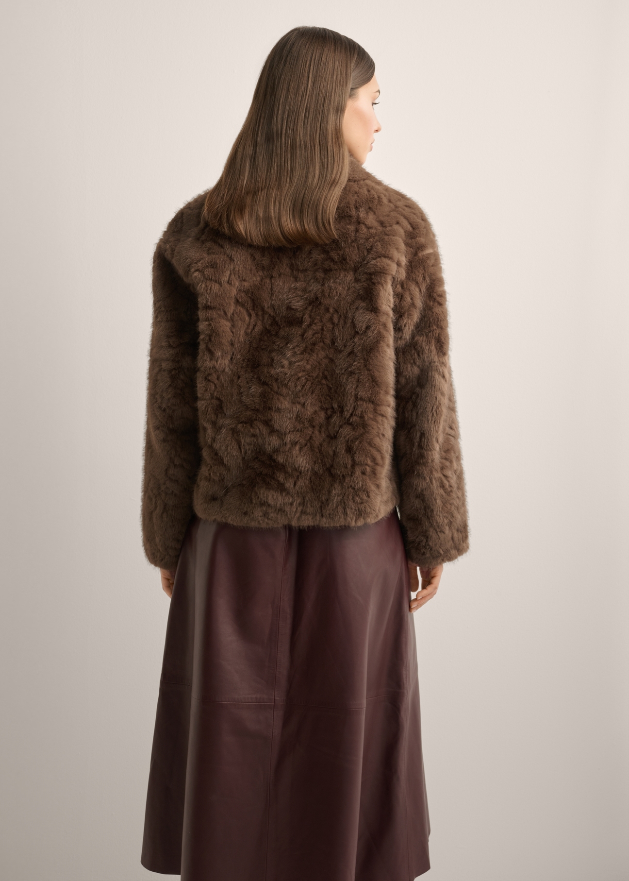 Women's brown short fur coat FUTDP-0058-1H(Z26), product view from the back on the model. Half of the silhouette visible.