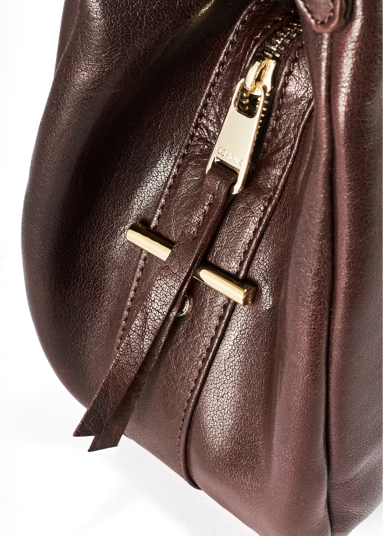 Brown leather women's shopper handbag TORES-0636D-89(Z25), close-up of the product zipper, view on a white background.