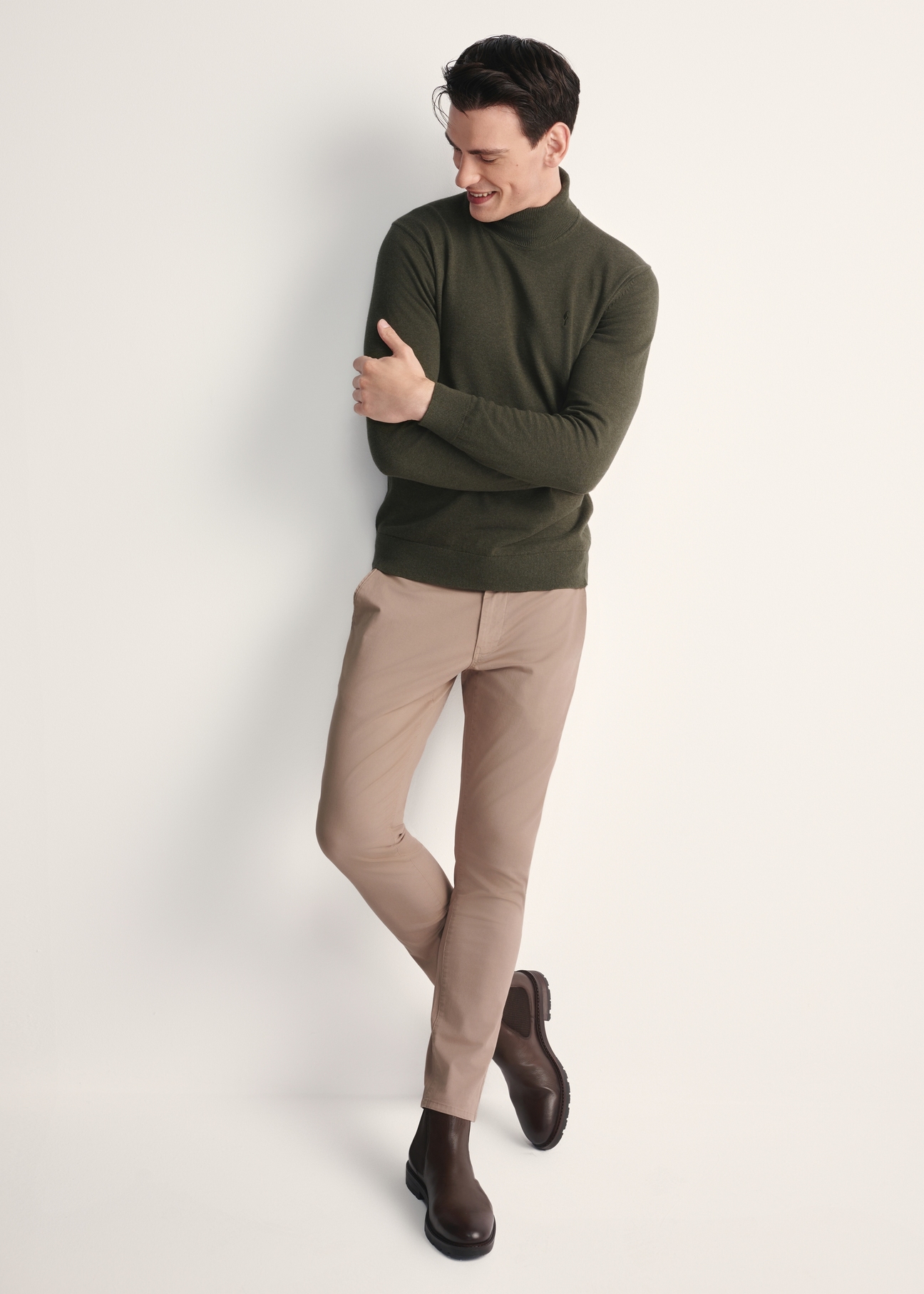Beige men's trousers SPOMT-0103A-24(Z25), front product view on the model. Full silhouette visible.