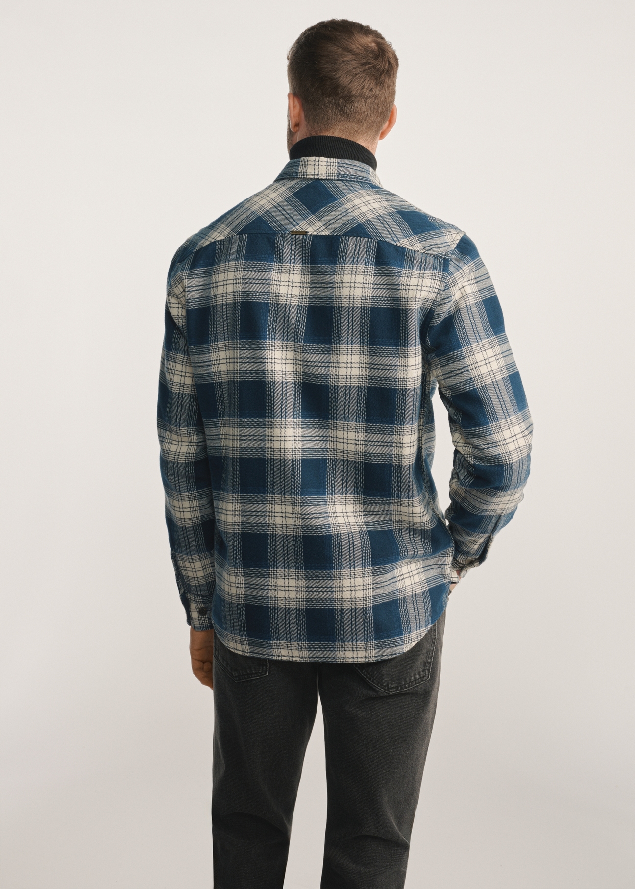 Men's checkered shirt KOSMT-0343-68(Z25), product visible from the back on the model, half of the silhouette visible.
