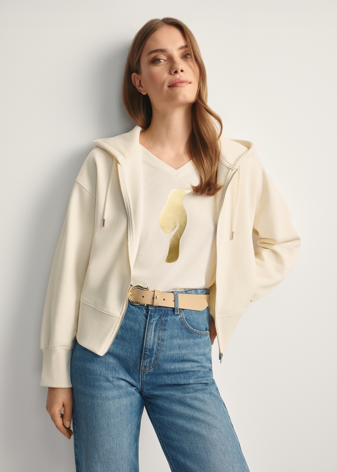 Cream women's hooded sweatshirt BLZDT-0113-12(Z25), front view of the product on the model, half of the silhouette visible.