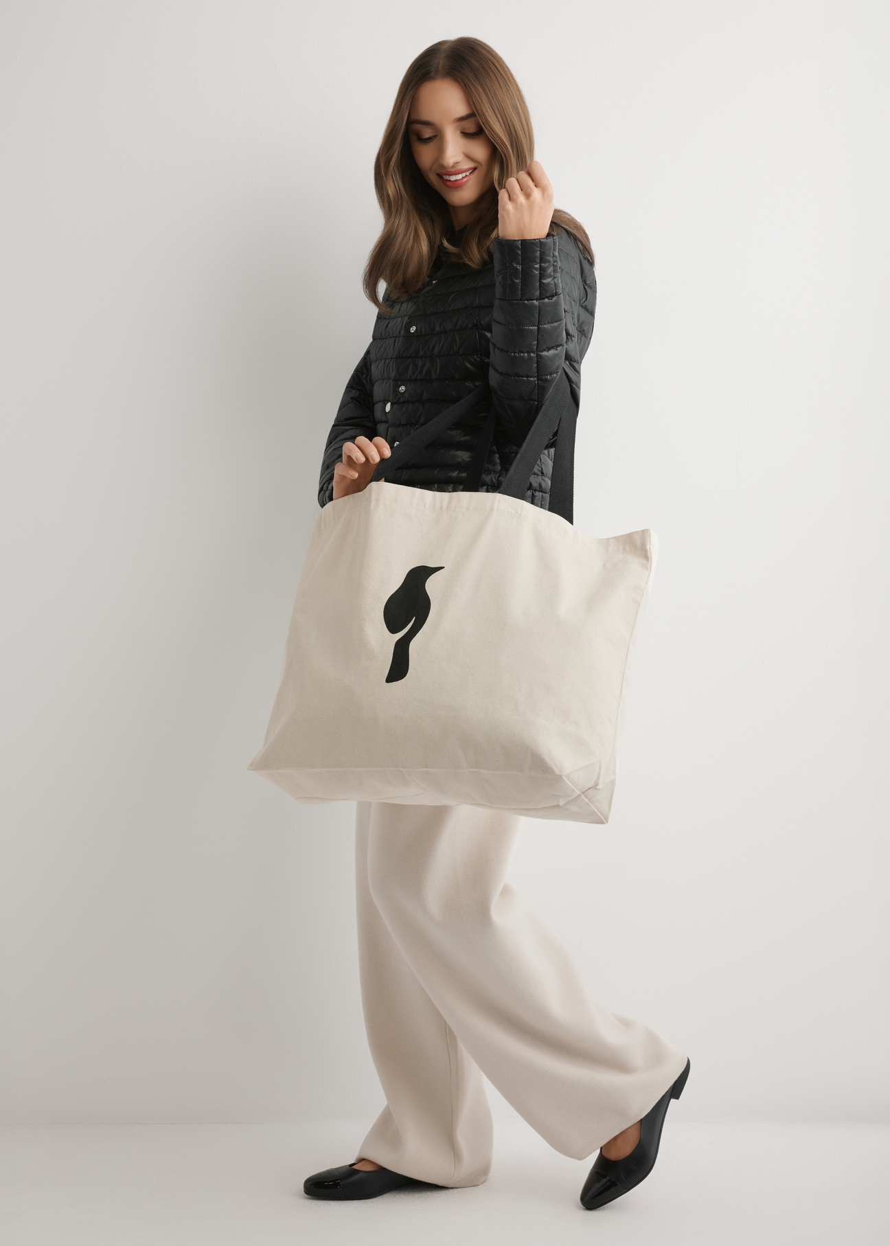 Cream cotton bag TOREN-0136-0C(W26), product view on model's shoulder. Full body visible.