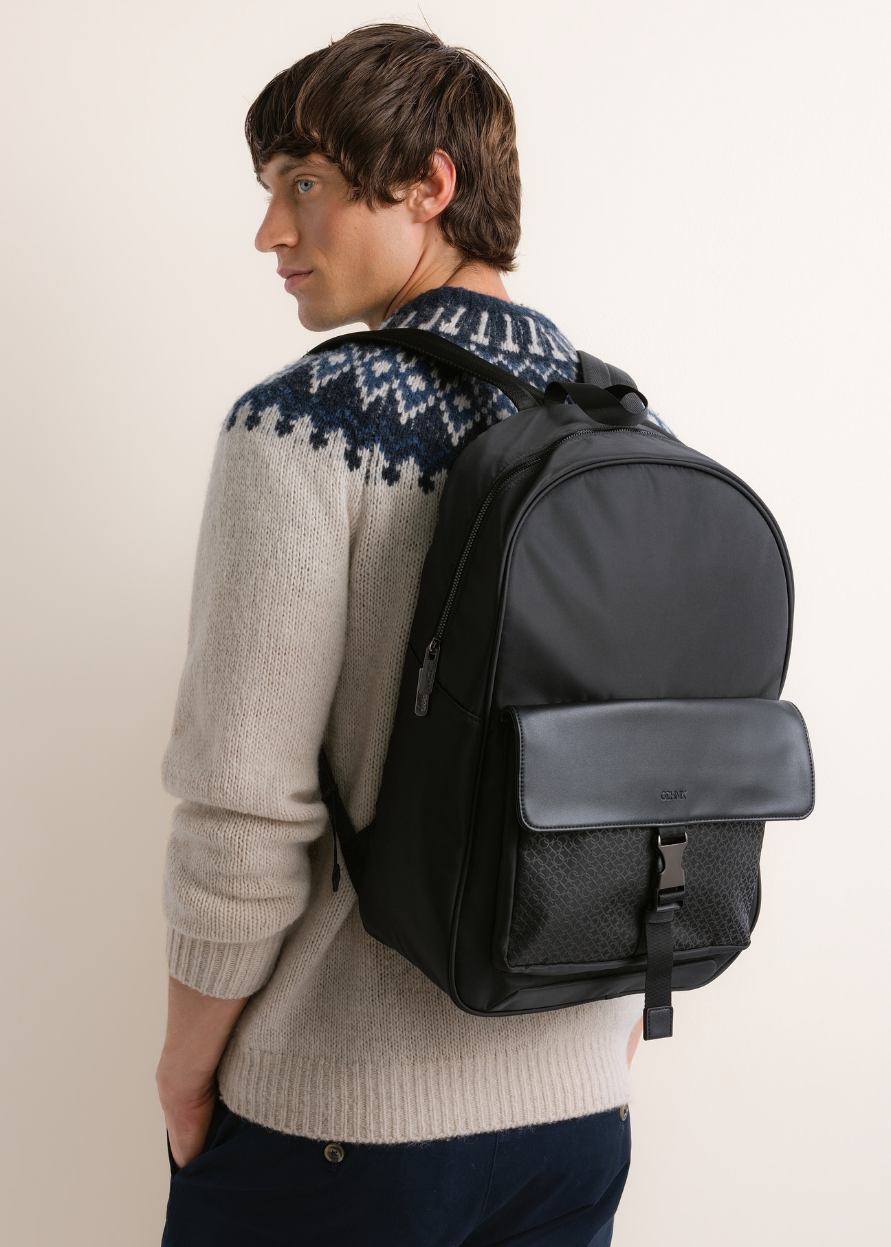 Black men's backpack TORMN-0445-9P(Z26), front view of the product on a model.