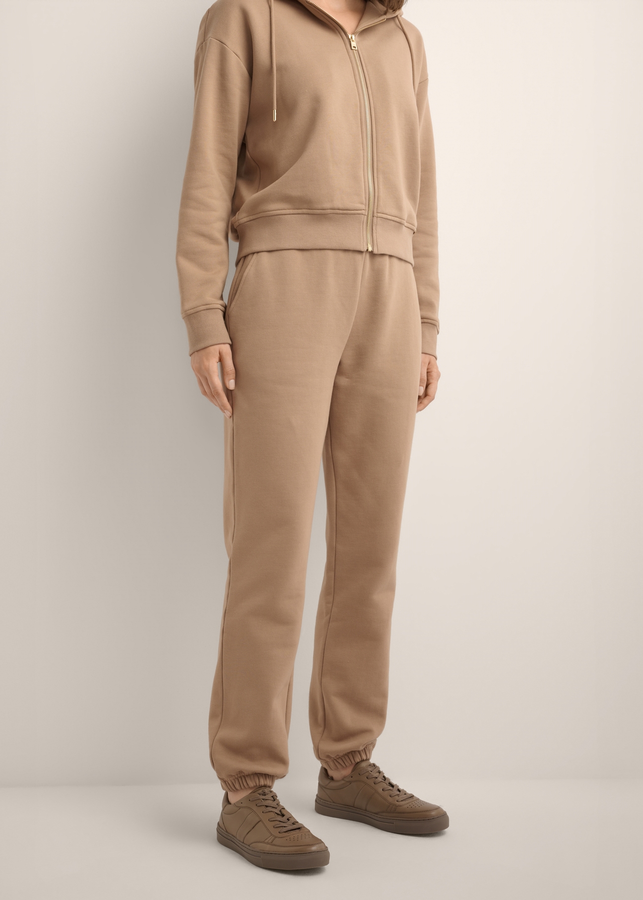 Women's camel trousers SPODT-0129-1D(Z26), front view of the product on the model. Half of the silhouette visible.