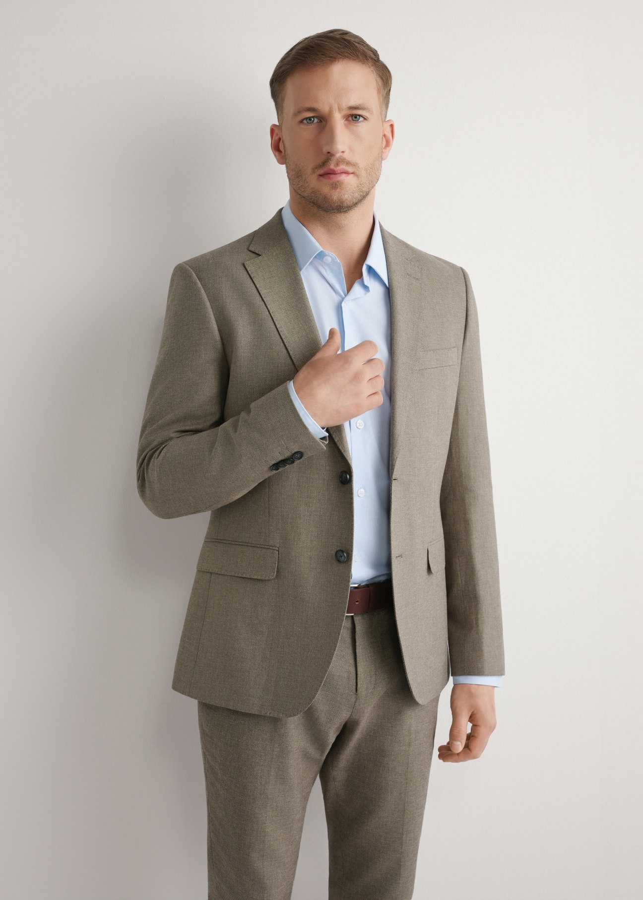 Men's dark brown suit jacket MARMT-0013-1I(W26), front view of the product on the model. Half of the silhouette visible.